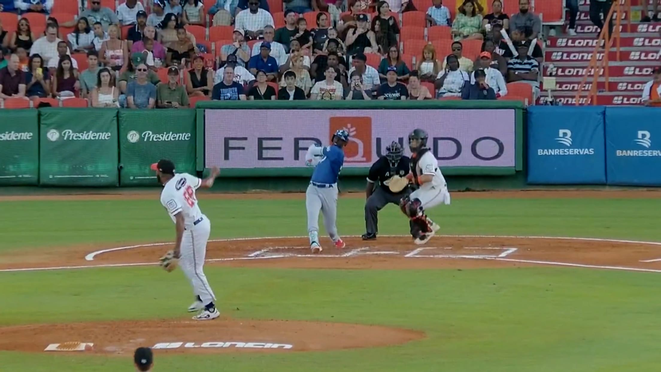 Ronny Mauricio pega un doble productor