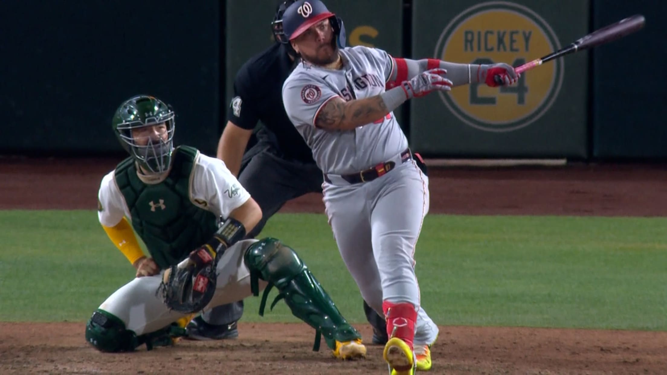 Andrés Chaparro's second home run of the night (3)
