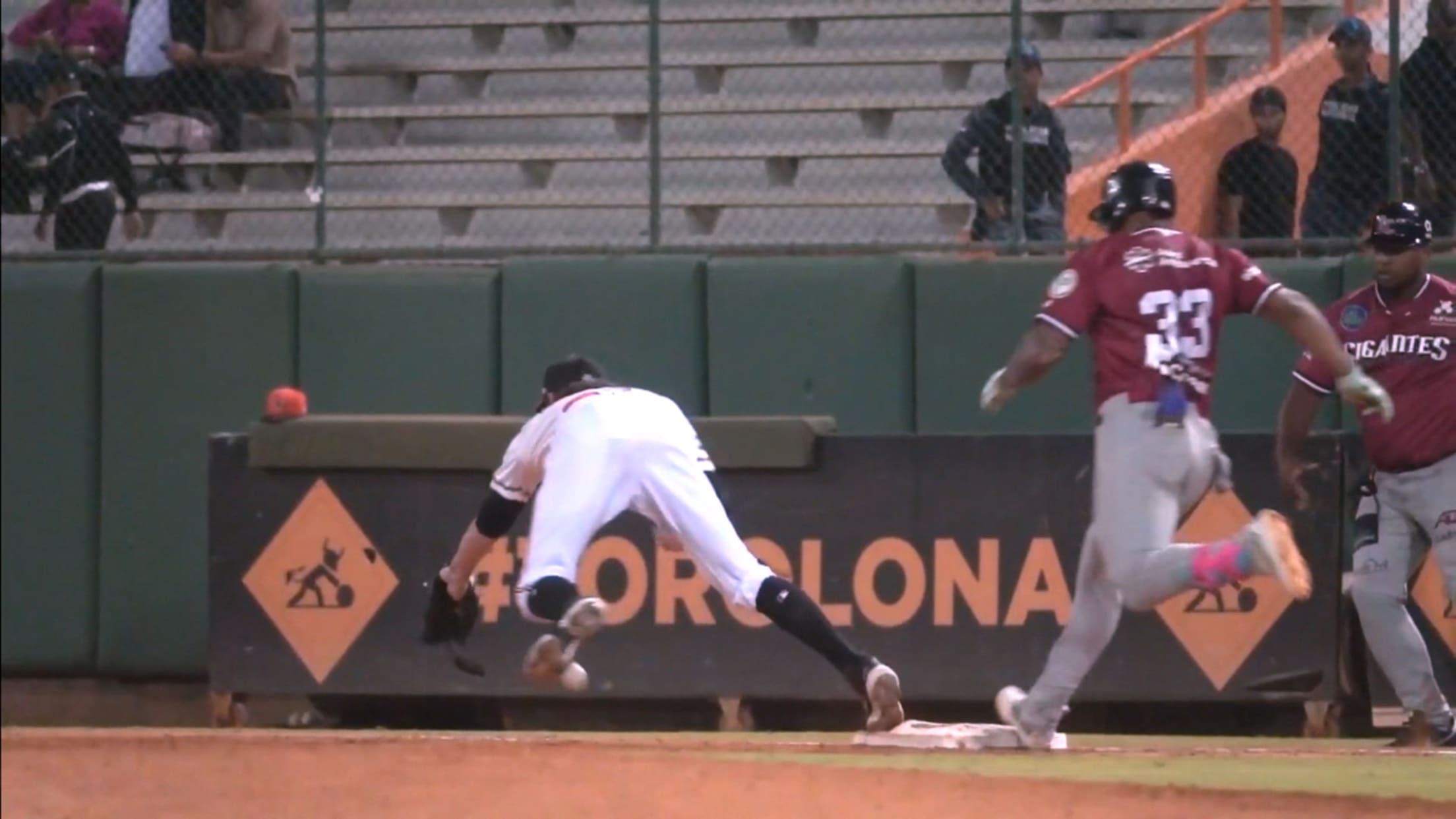 De Los Santos produce por segunda vez en out forzado