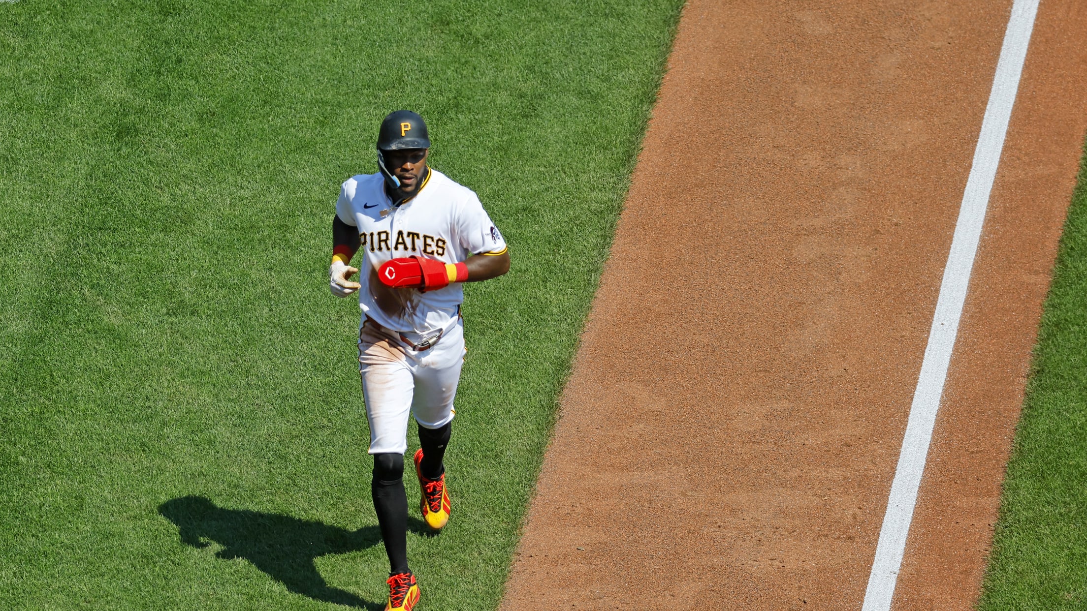 Oneil Cruz scores on an error in the 6th