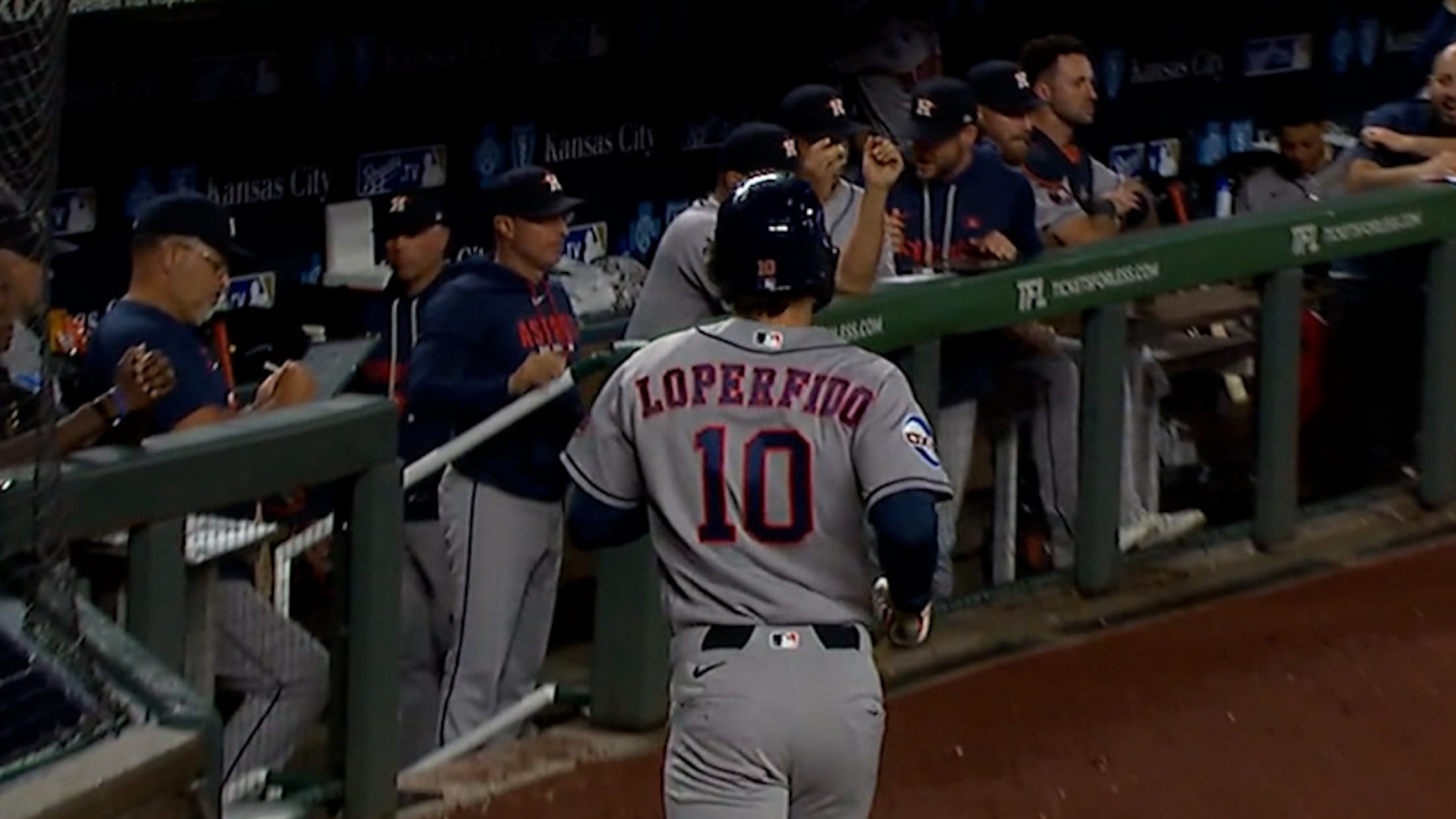 Astros plate go-ahead run on throwing error