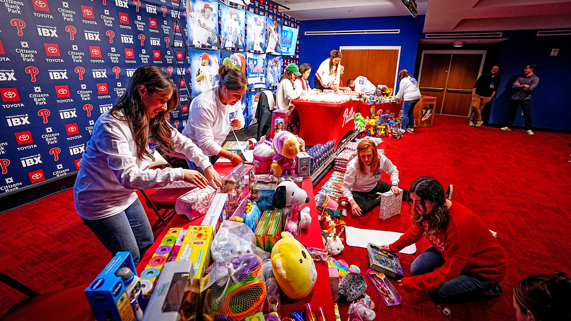 SEIHolidayGiftWrappingParty173621