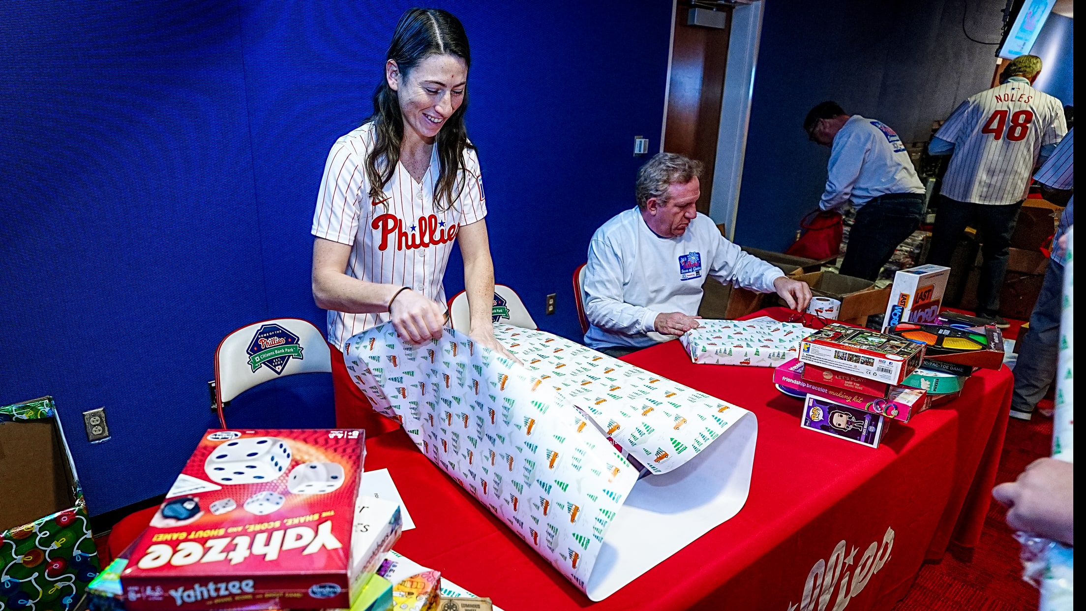 SEIHolidayGiftWrappingParty173560