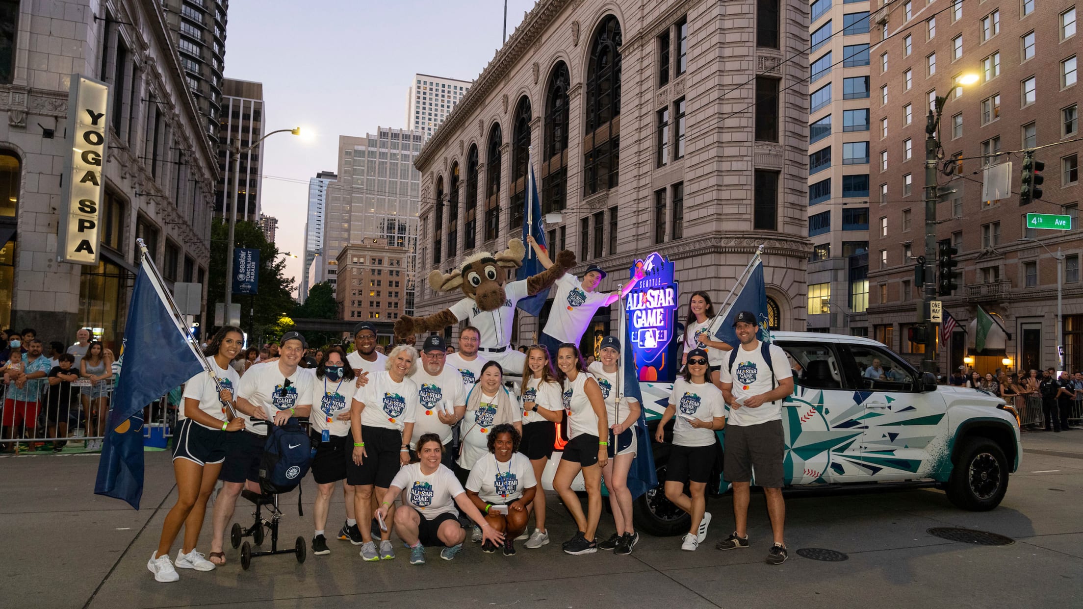 Community notebook: Mariners caravan stops in Vancouver on