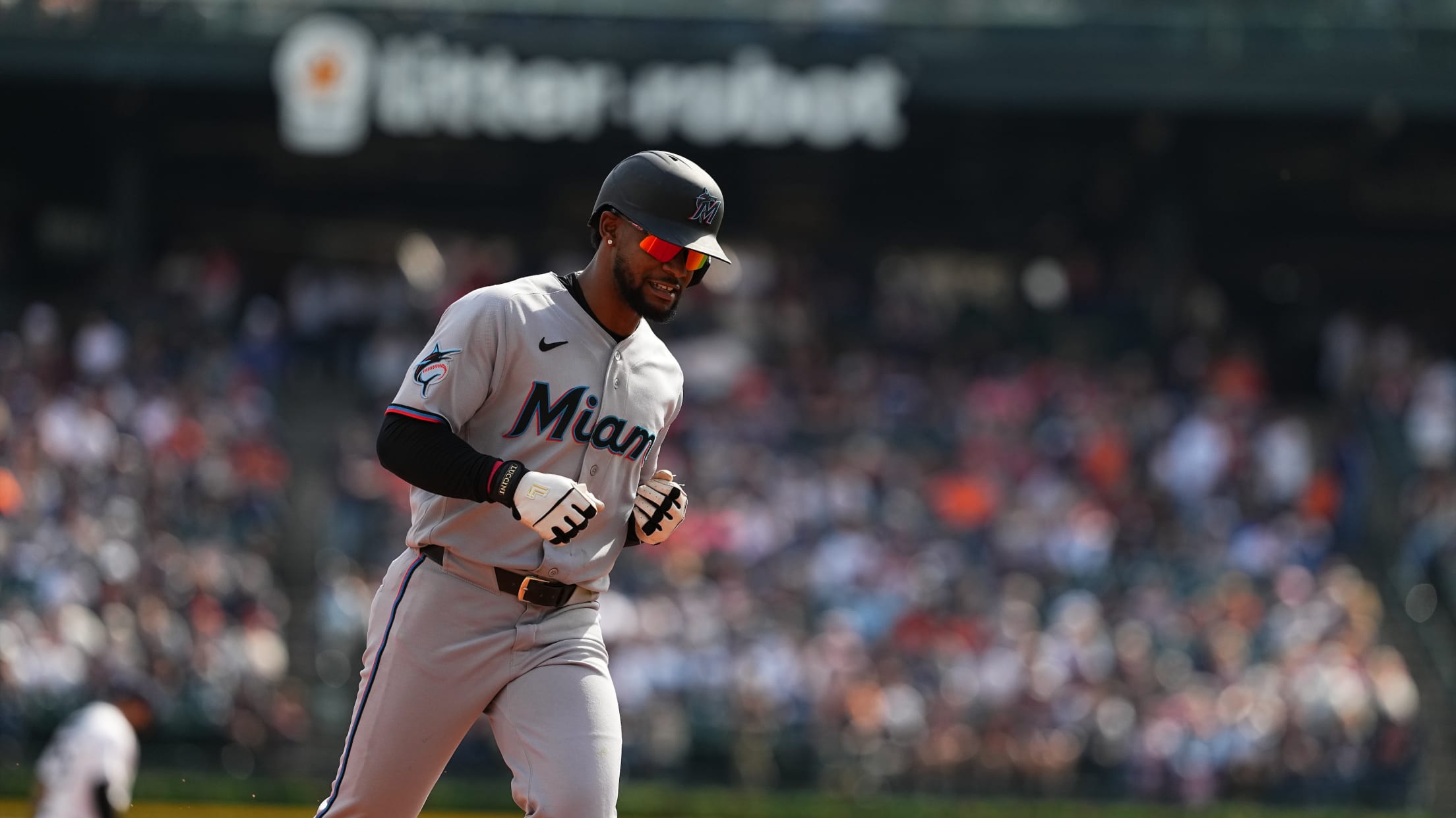 Otto Lopez's solo homer (2)