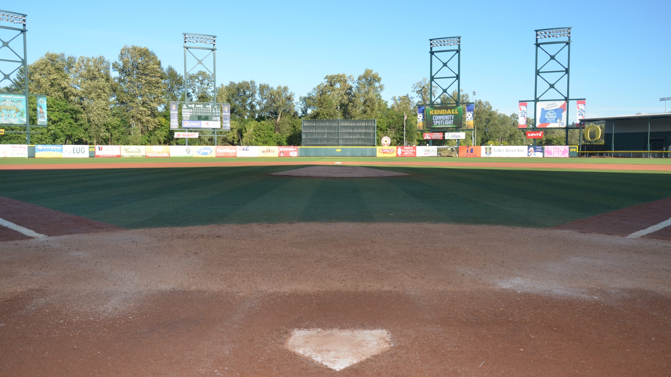 Eugene Emeralds' Sluggo Reads with Kids at Kendall