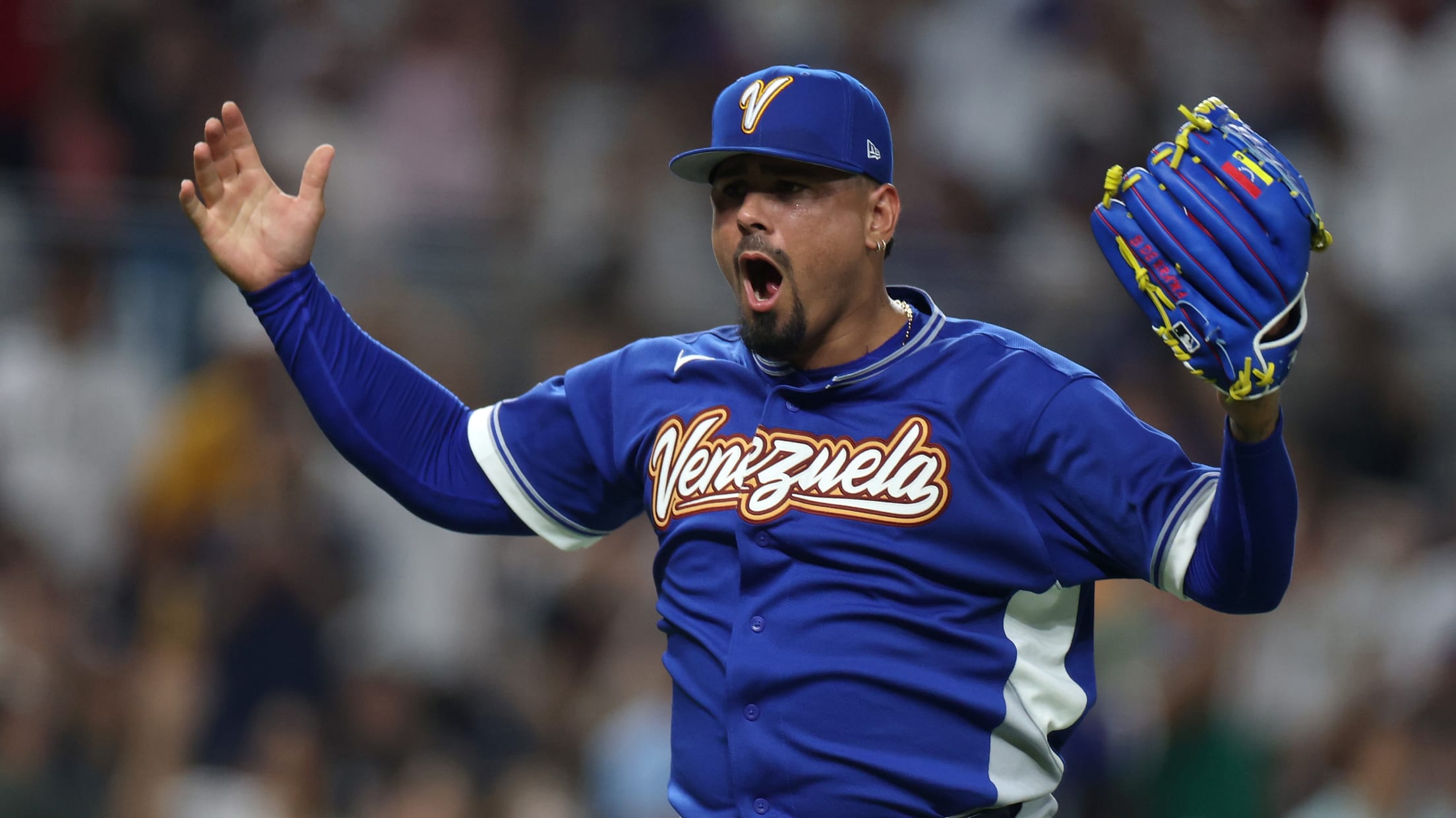 Andrés Machado escapes jam in the 8th