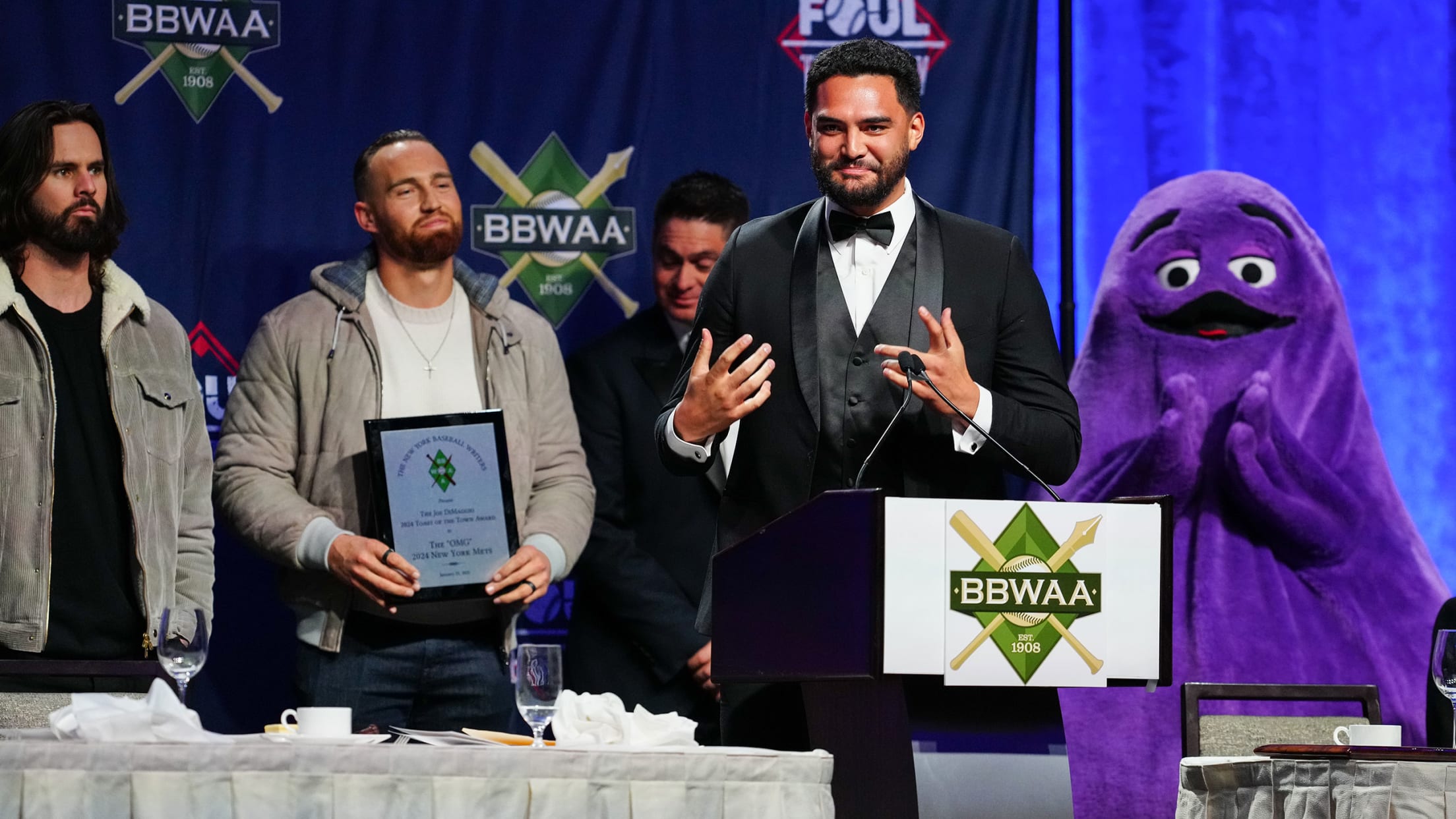 Jesse Winker, Brandon Nimmo, Carlos Mendoza, Sean Manaea and Grimace at the BBWAA dinner in New York