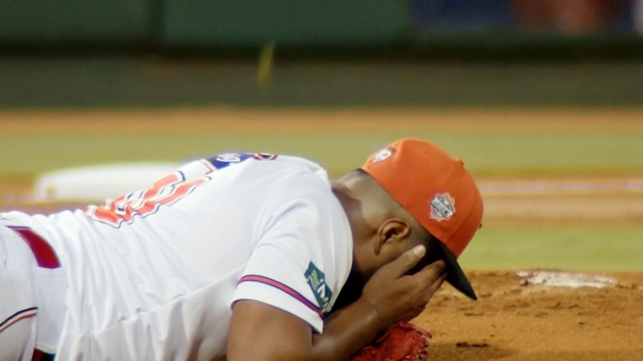 Peña captura batazo que golpea a Barría