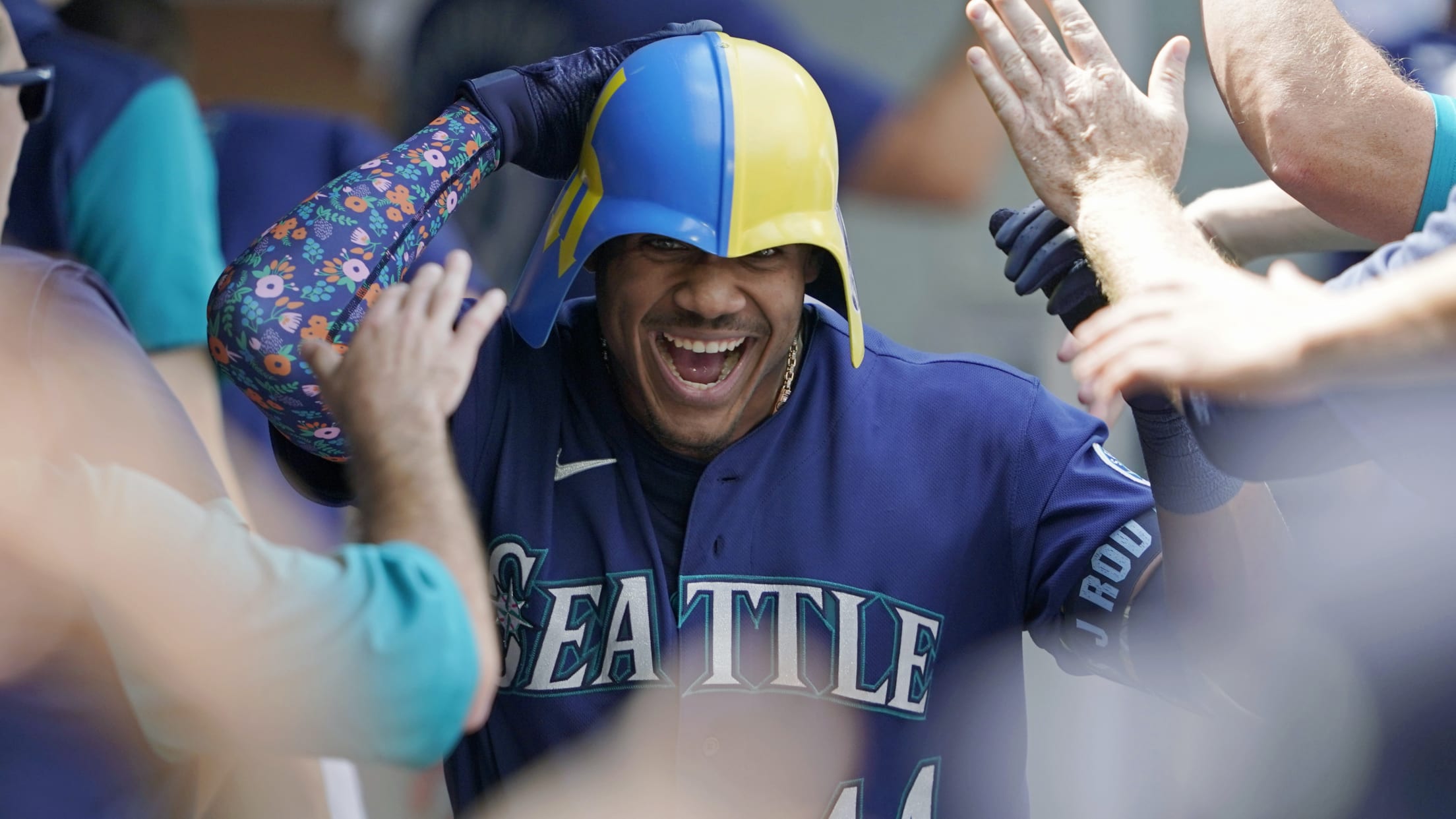 Mariners star Julio Rodriguez agrees to potentially record-breaking  contract