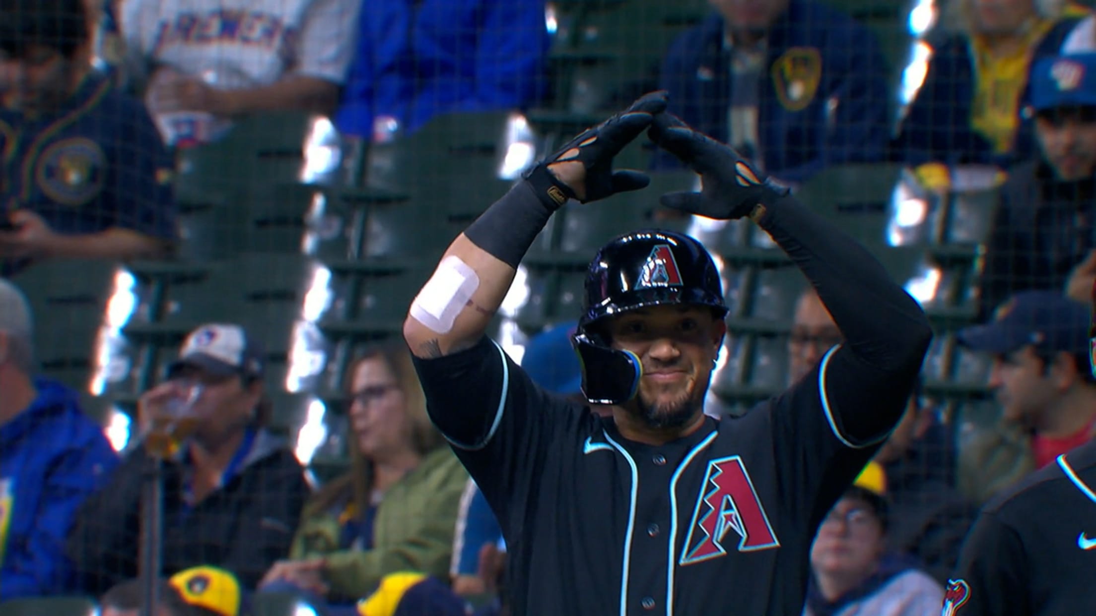 Ildemaro Vargas extends his hit streak to 25 games