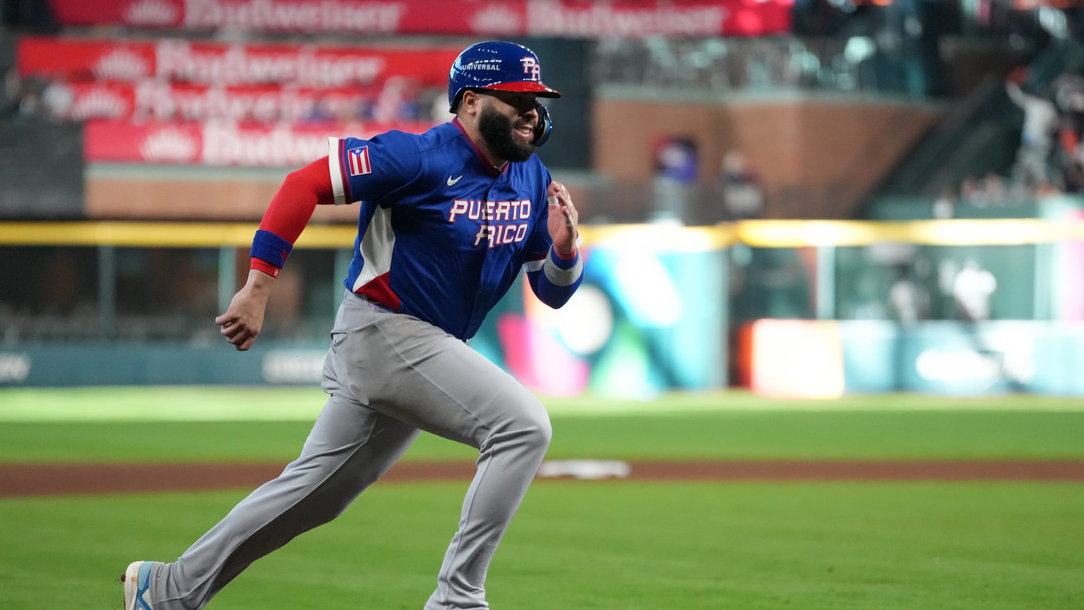 Emmanuel Rivera scores on wild pitch