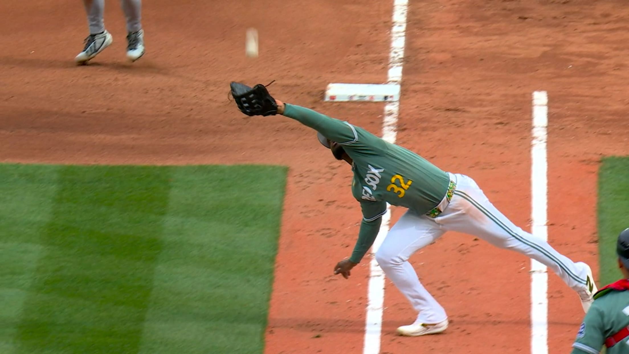 Andruw Monasterio's diving infield catch