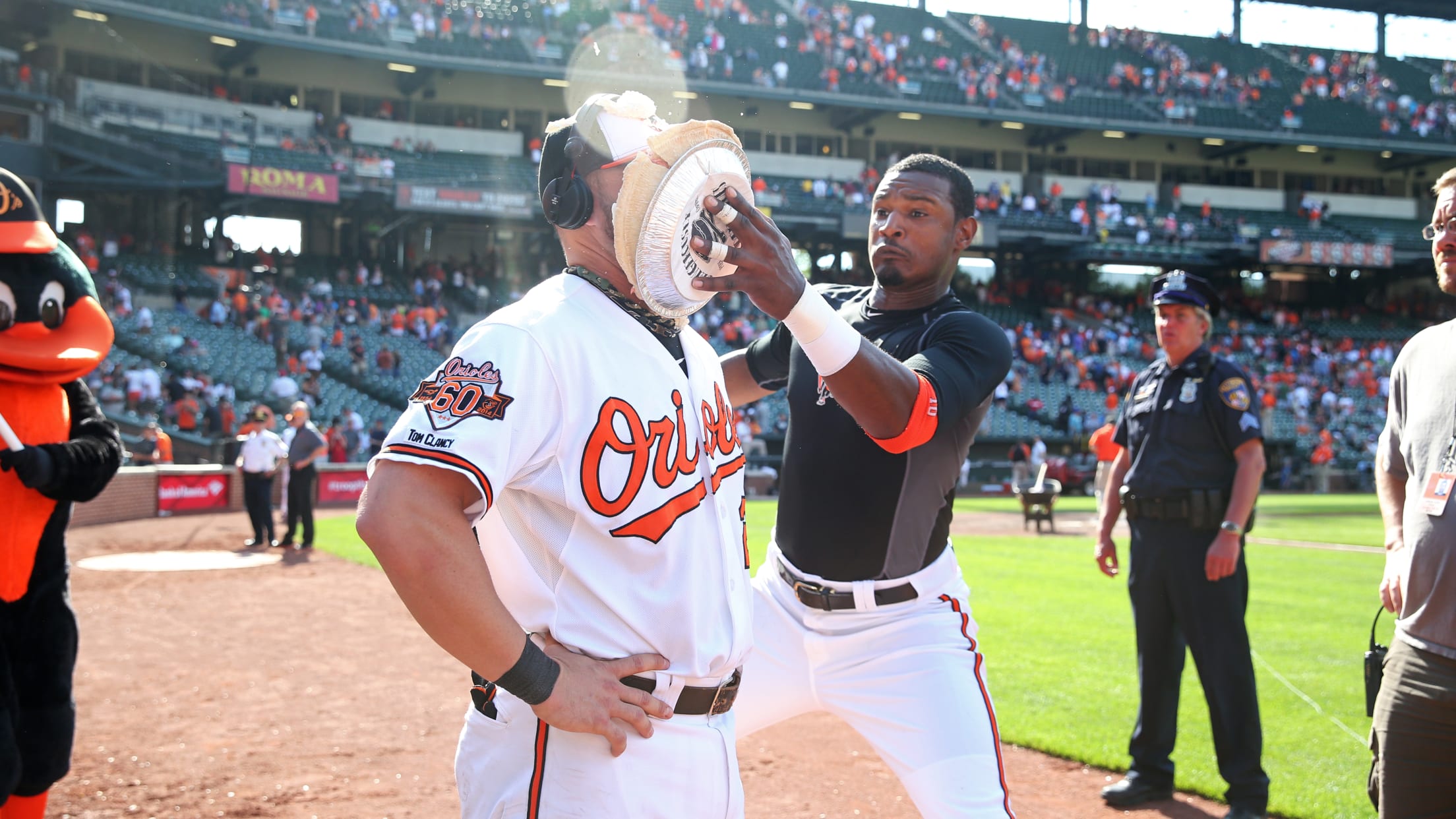 Adam Jones at his first Orioles game in 5 years, looking fresh. : r/baseball