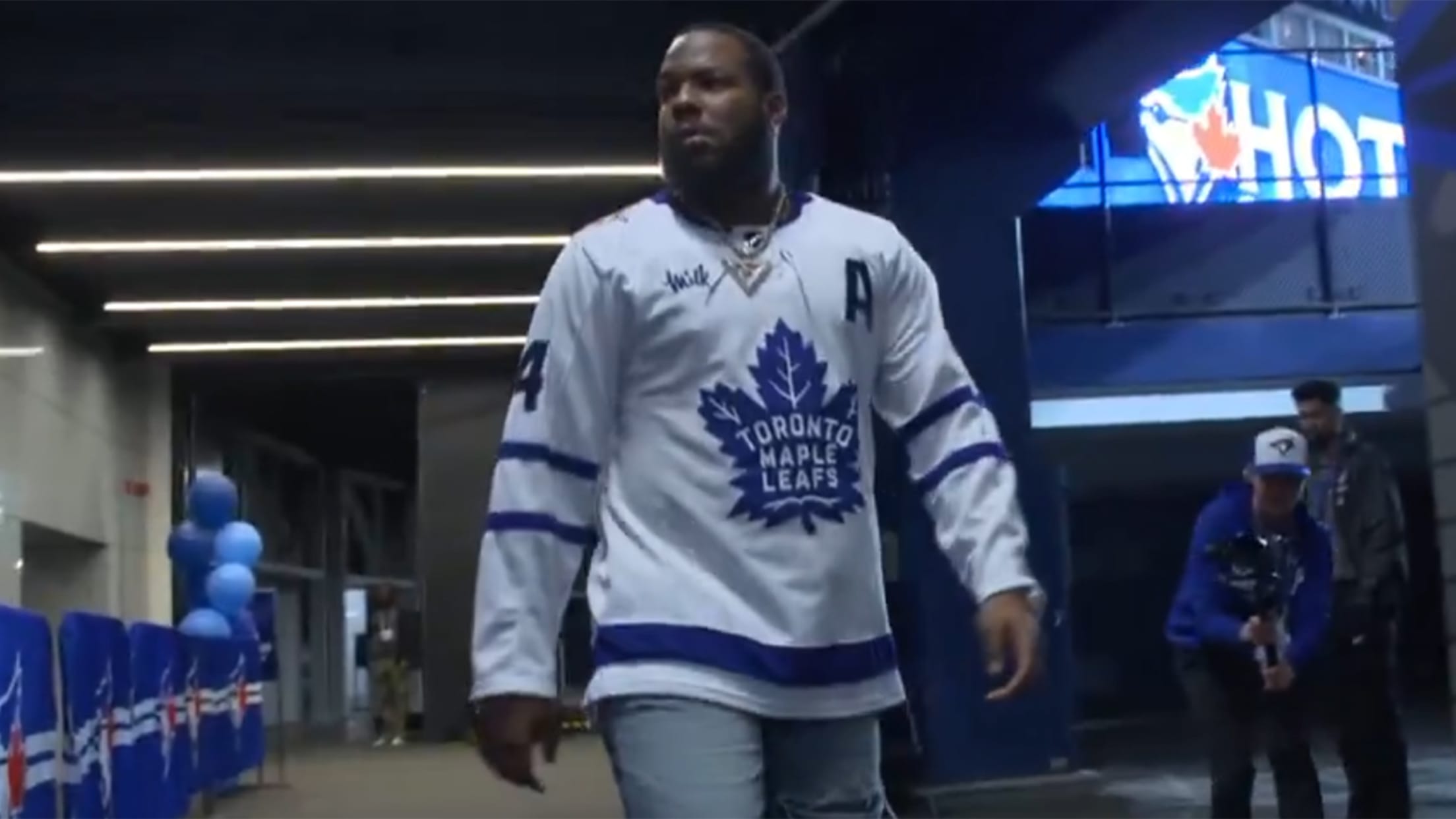Vladimir Guerrero Jr. arrives in a Toronto Maple Leafs jersey
