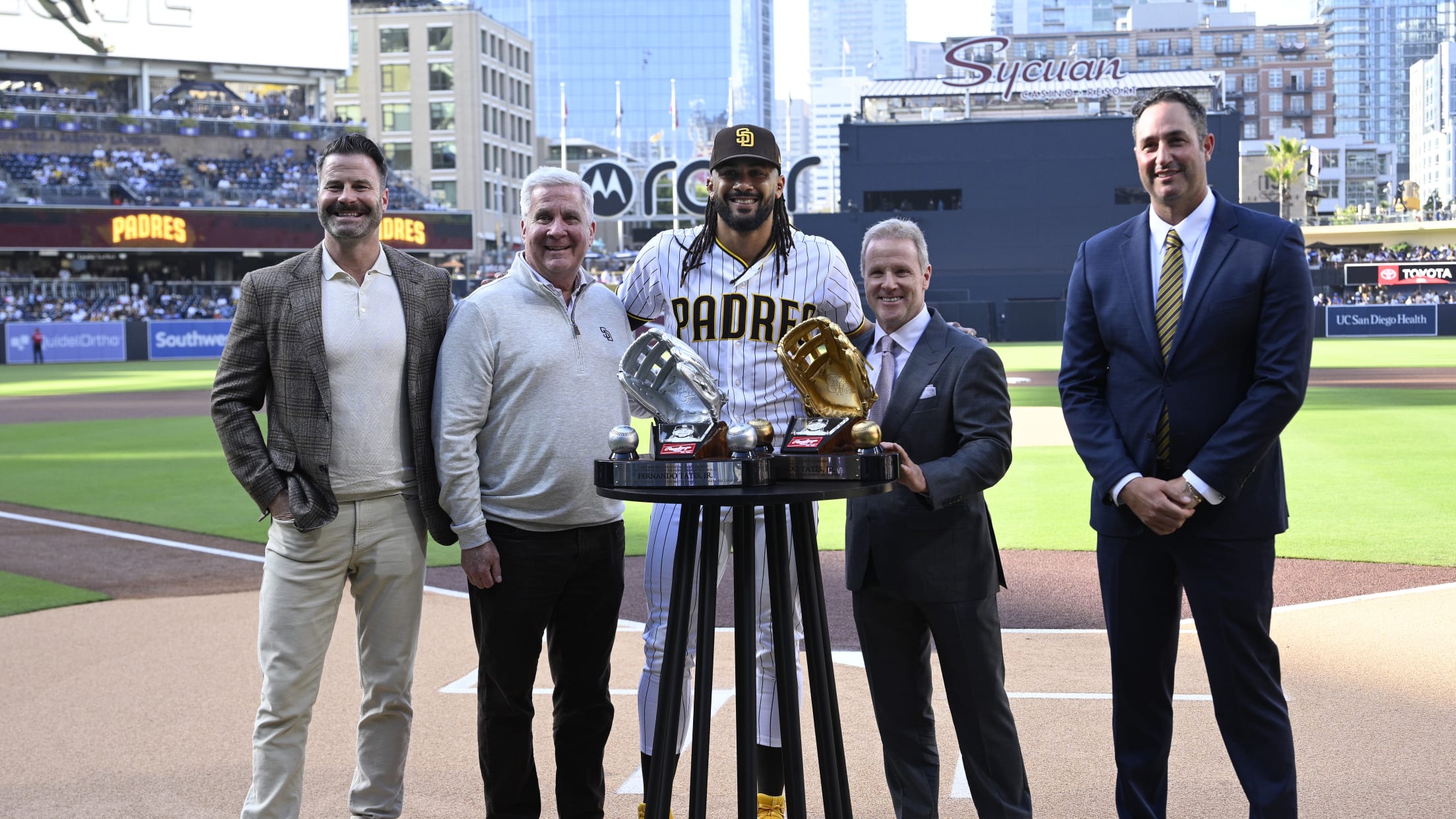 Fernando Tatis Jr. receives Platinum, Golden Glove