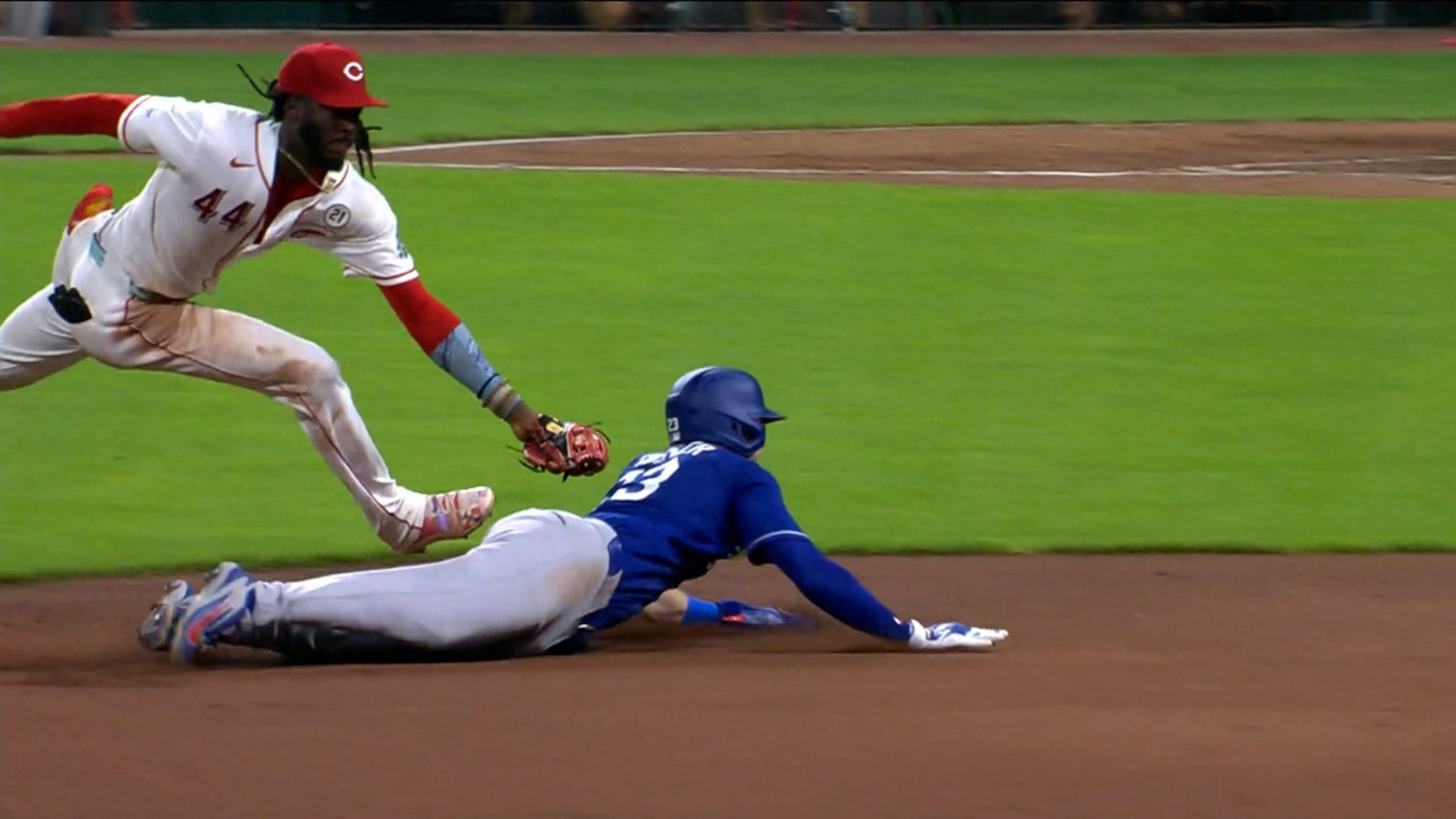 Elly De La Cruz's unreal sliding tag