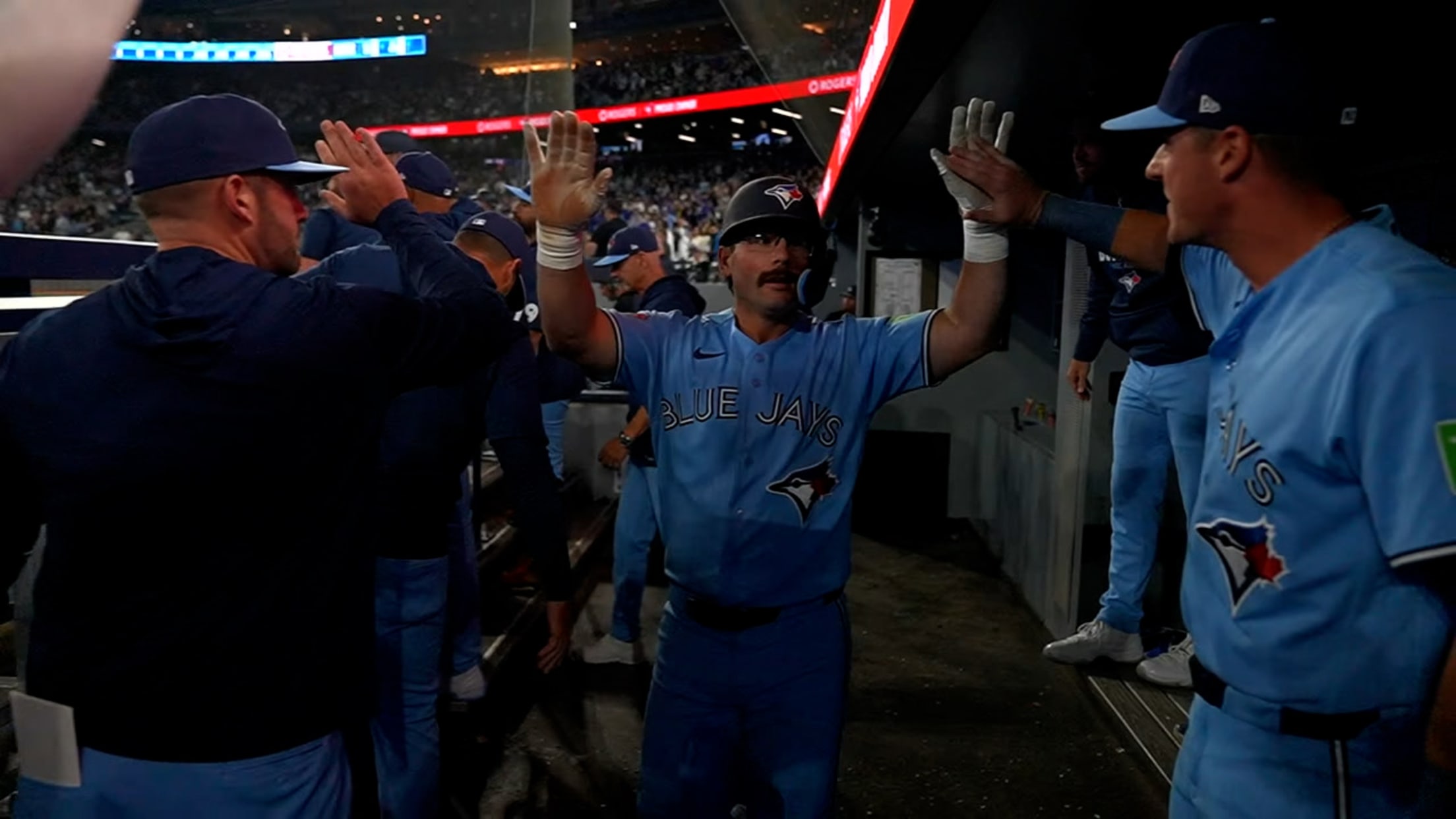 Davis Schneider scores go-ahead run on throwing error