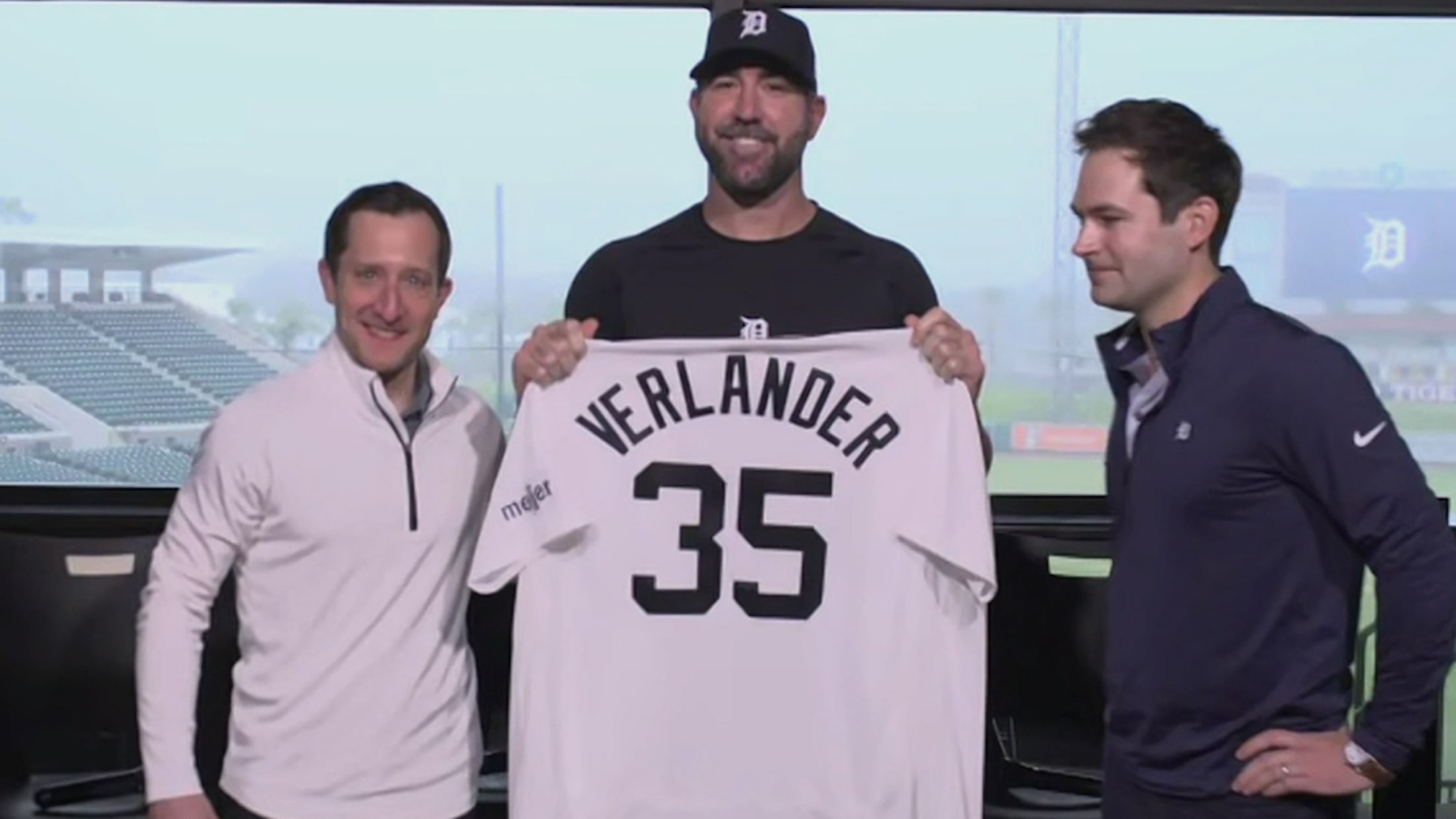 Justin Verlander officially signs with the Tigers