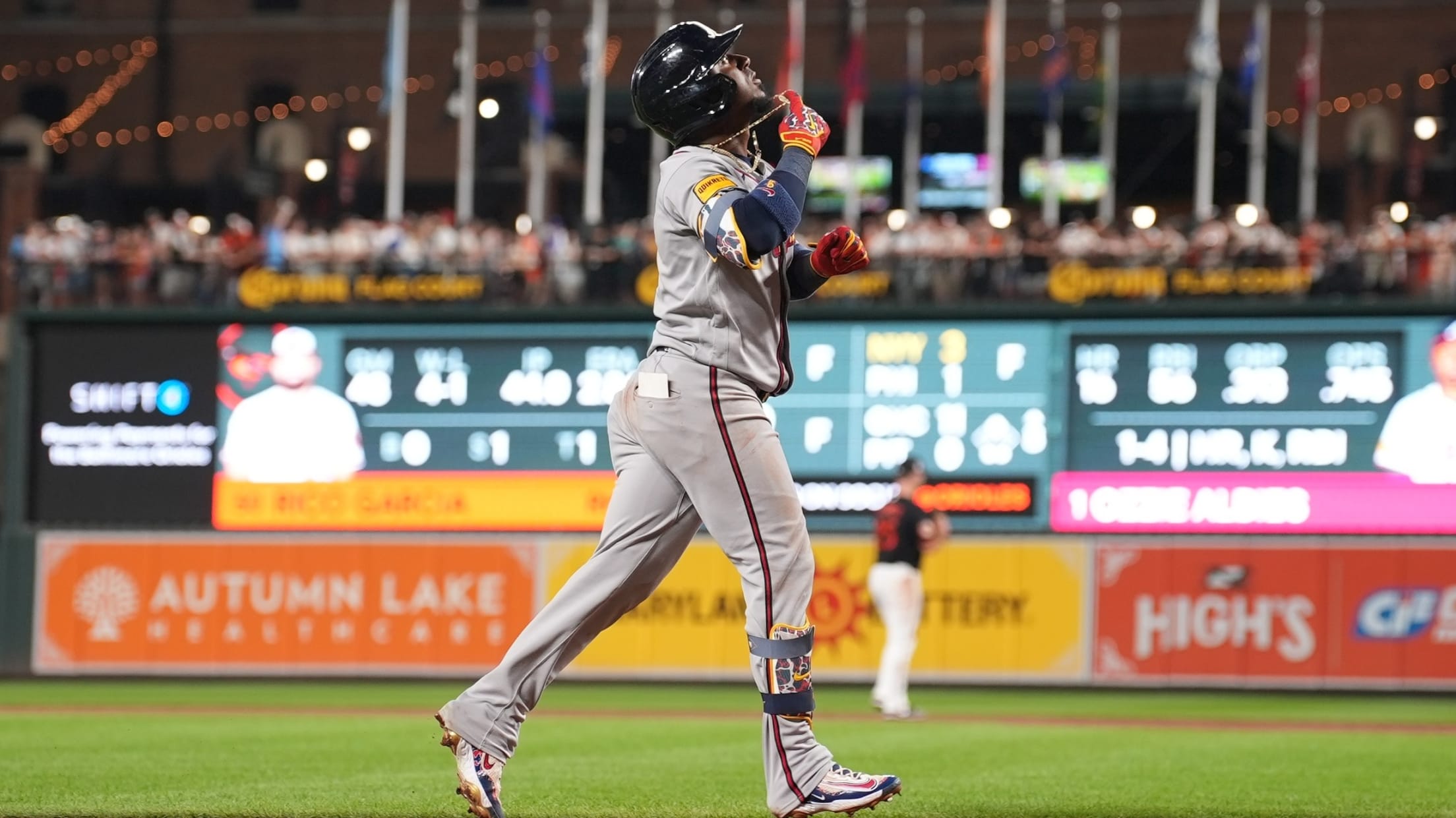 Ozzie Albies' game-tying home run (17)