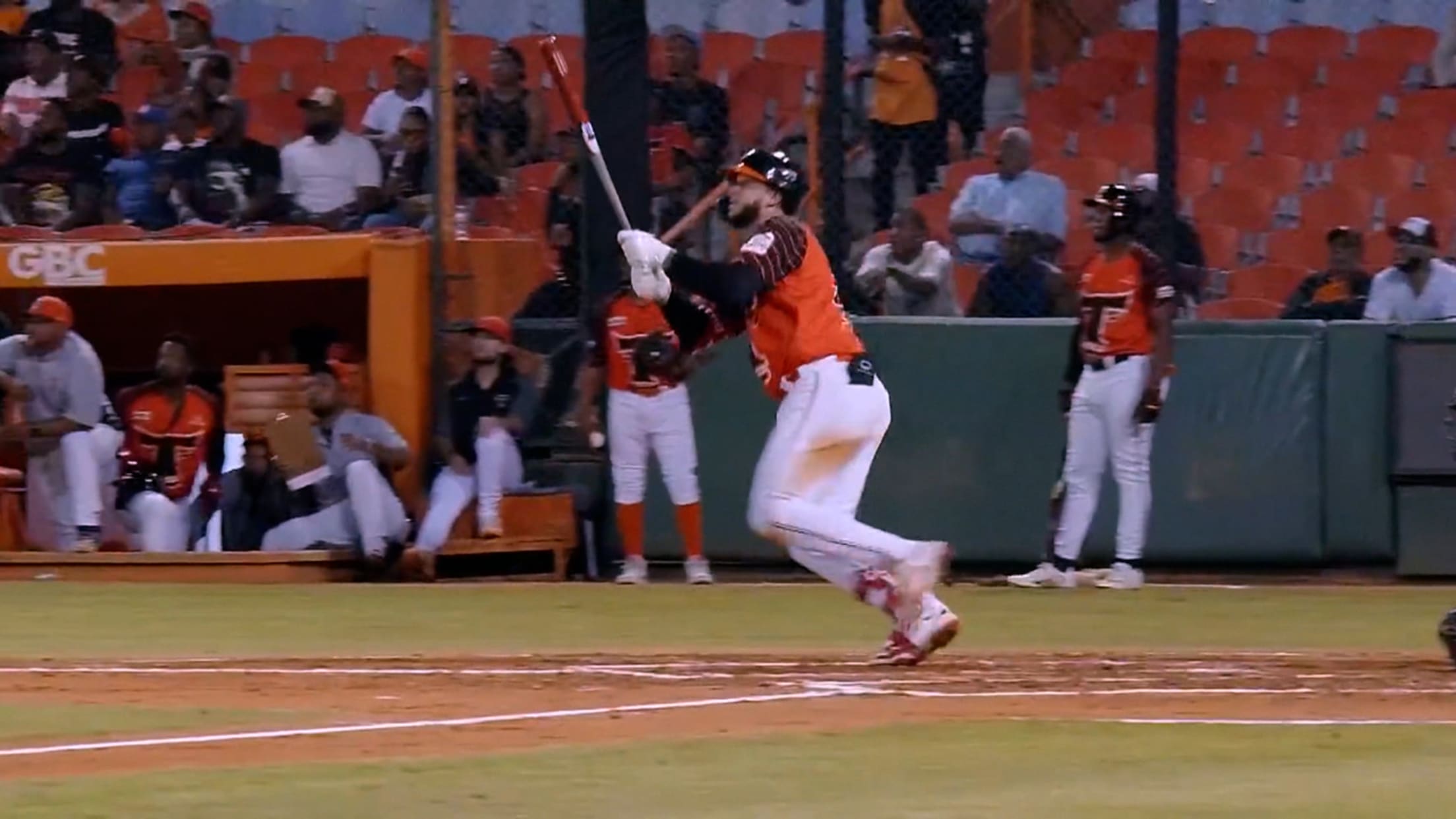 Allan Castro pega dos hits ante los Gigantes