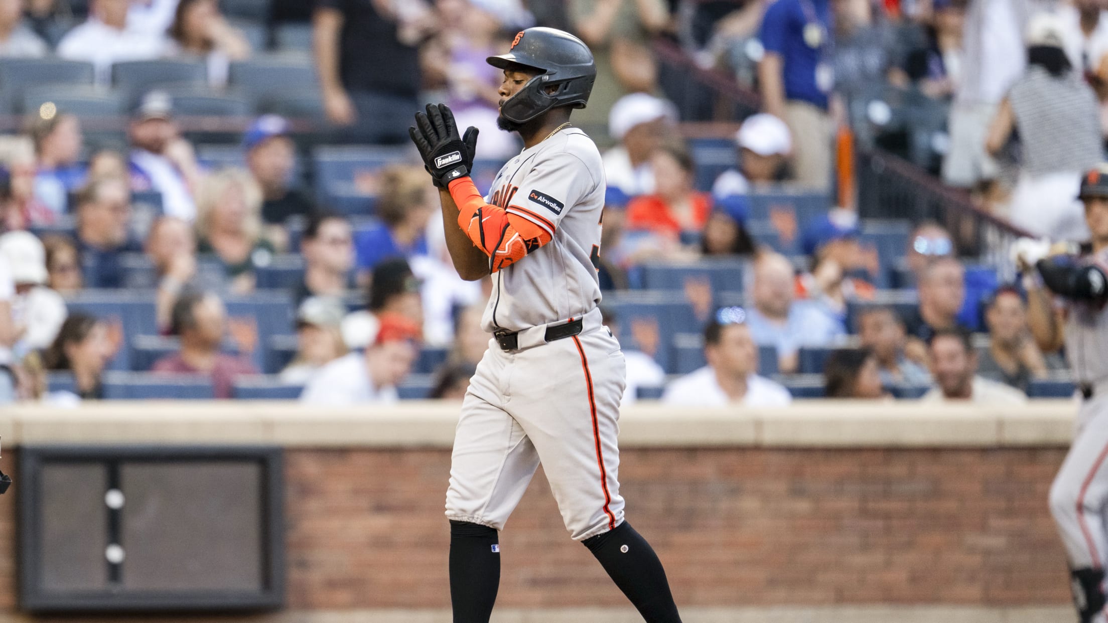 Giants hit six home runs in win over the Mets