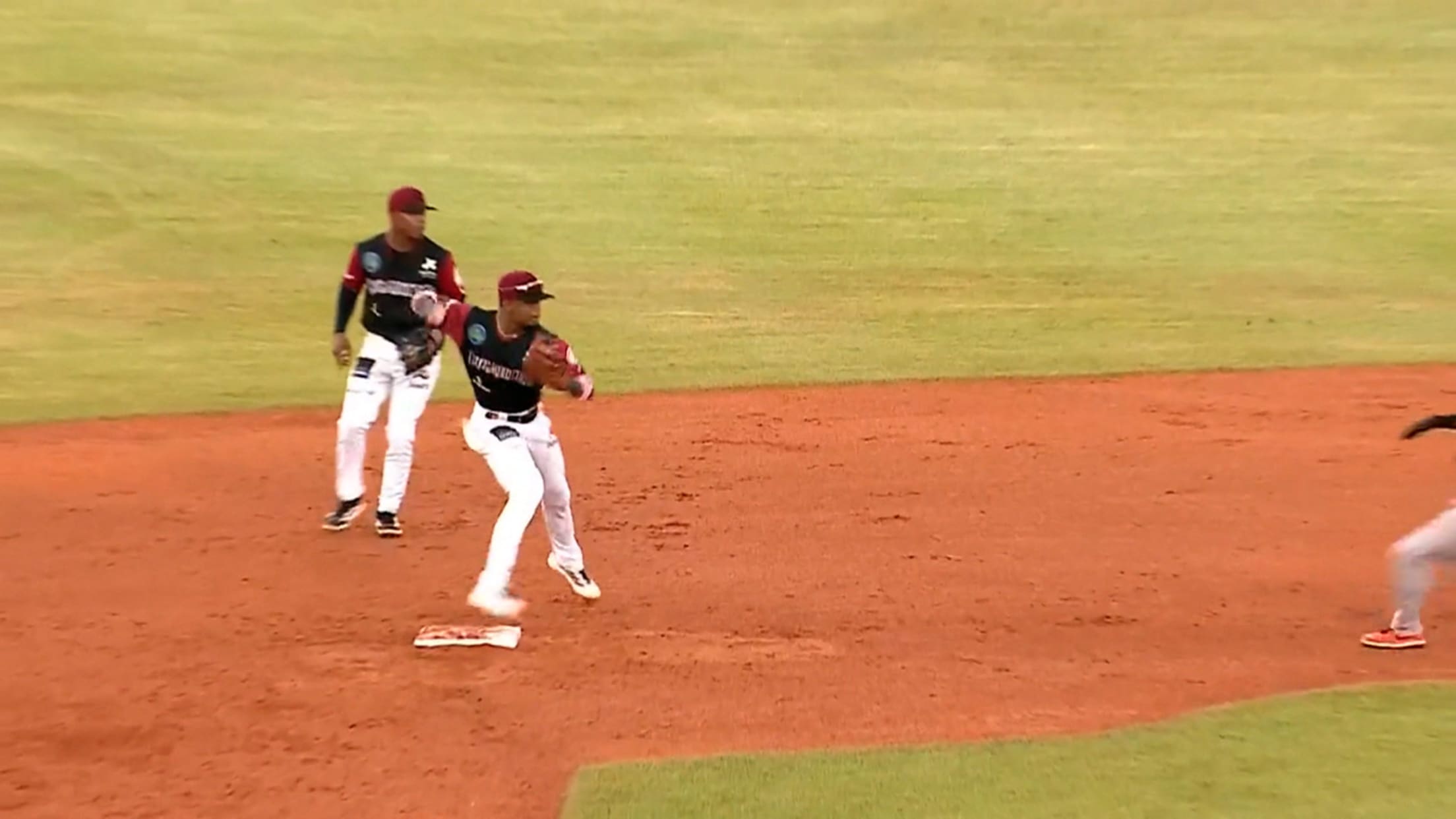 Julio Carreras logra gran doble play