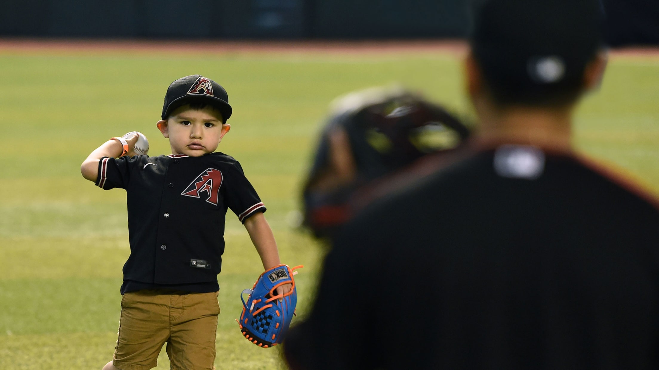 Diamondbacks trade Sedona Red for blue in honor of Father's Day