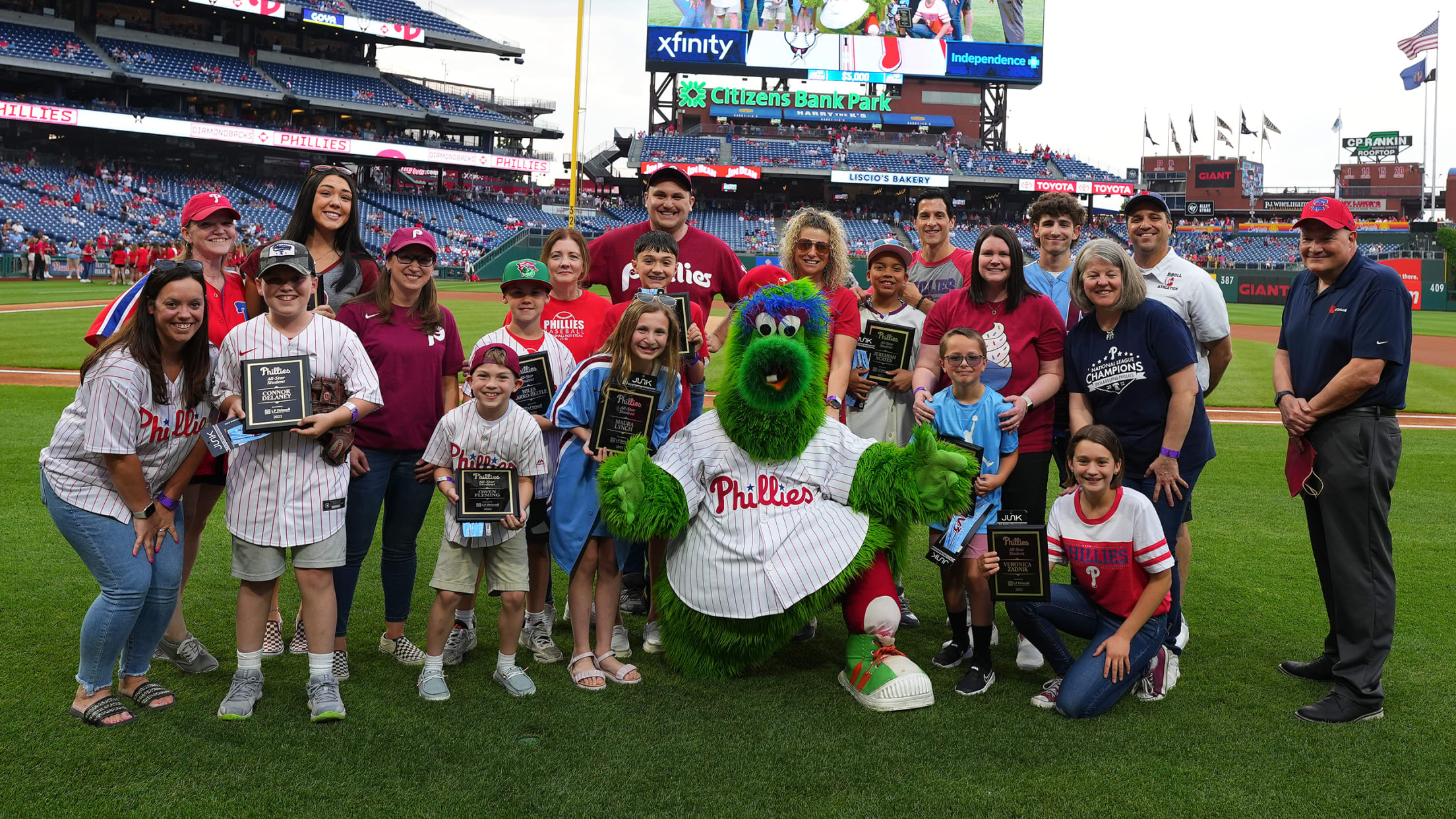 Philadelphia Phillies - Fans standing with Phillies alumni and