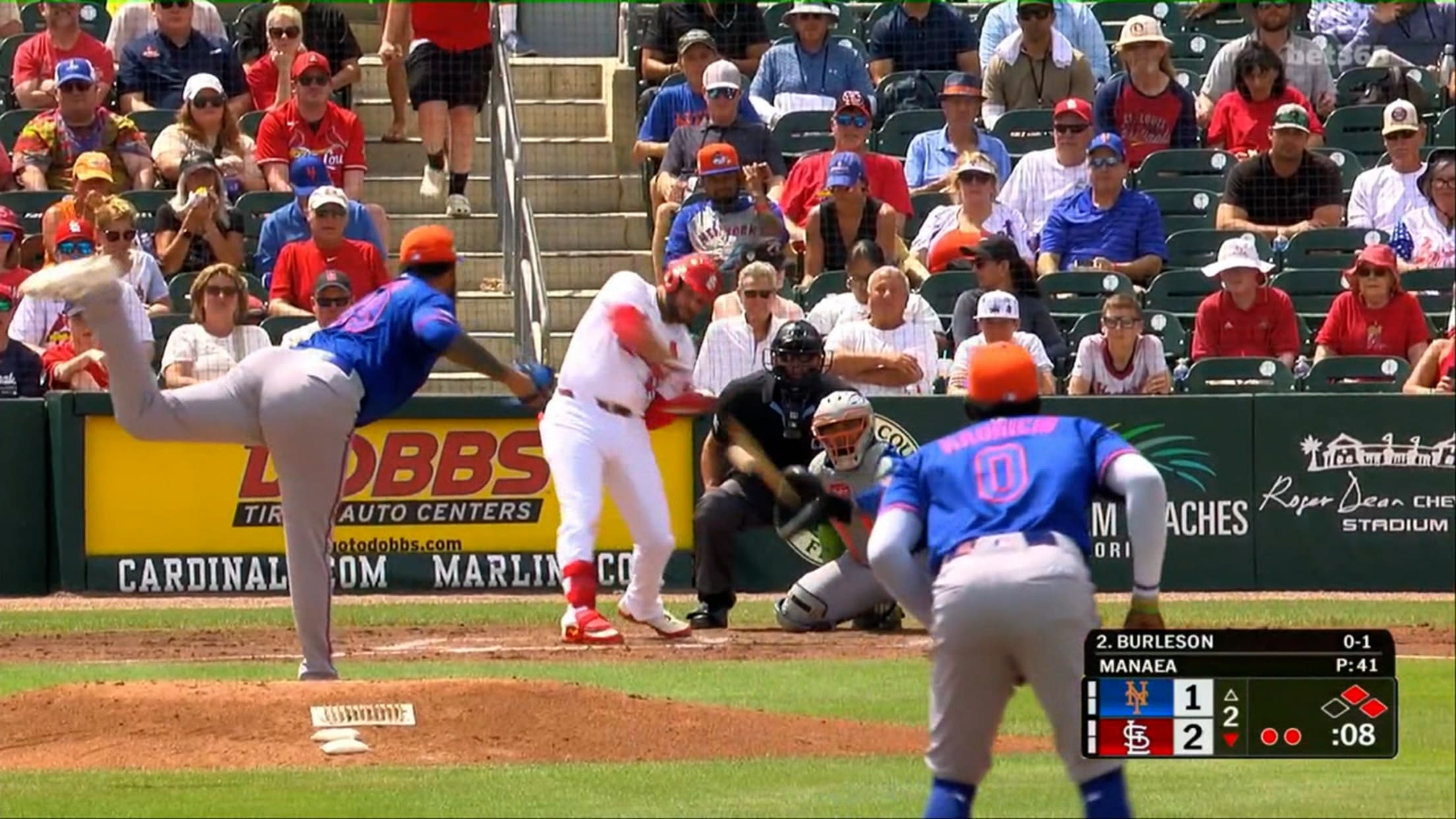 Alec Burleson pega hit remolcador