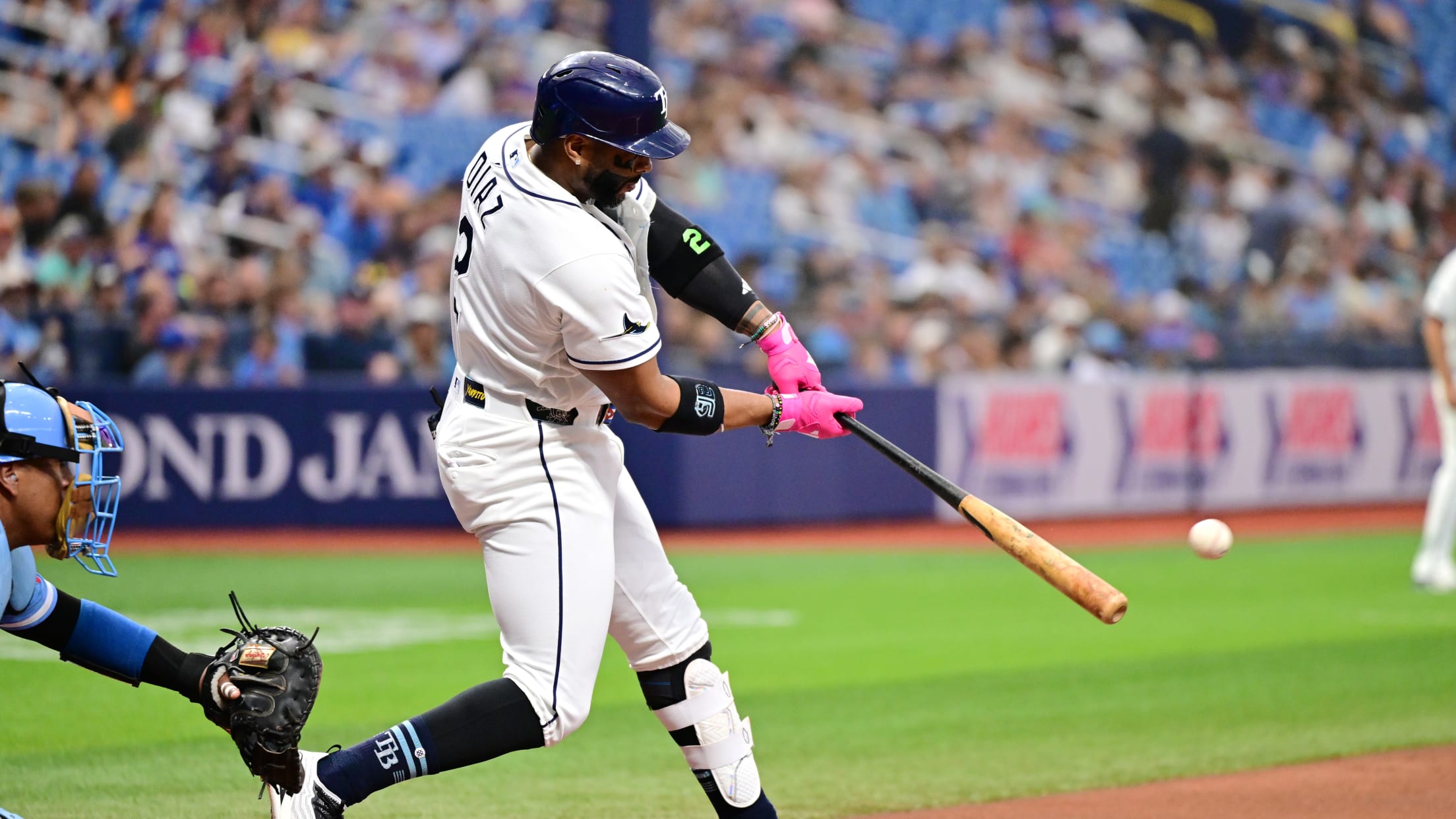 Yandy Díaz tallies four singles and an RBI