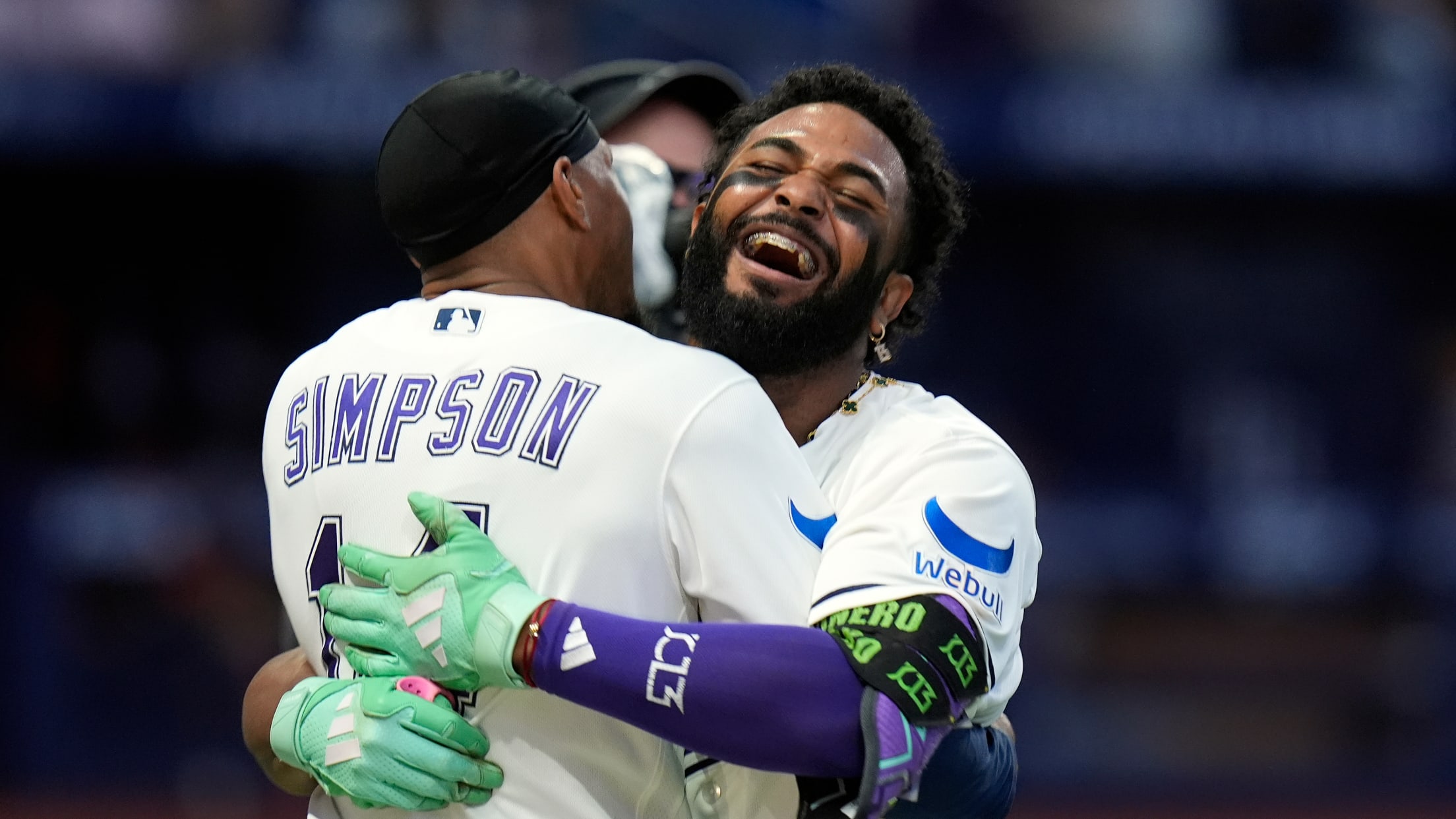 Chandler Simpson hugs Junior Caminero