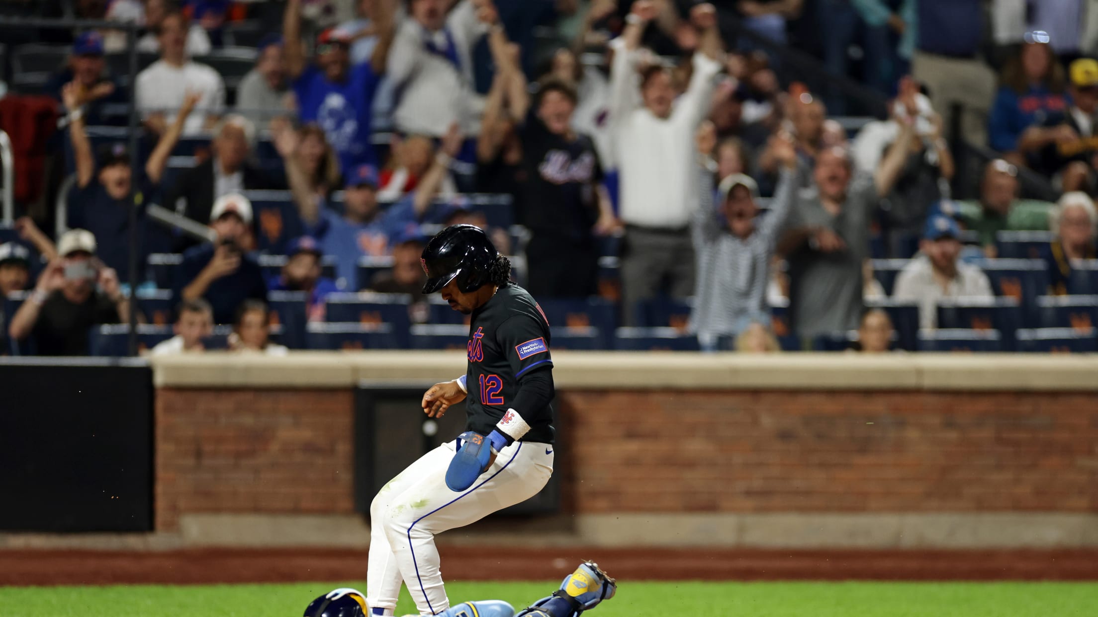 Mets walk off Brewers in the 10th