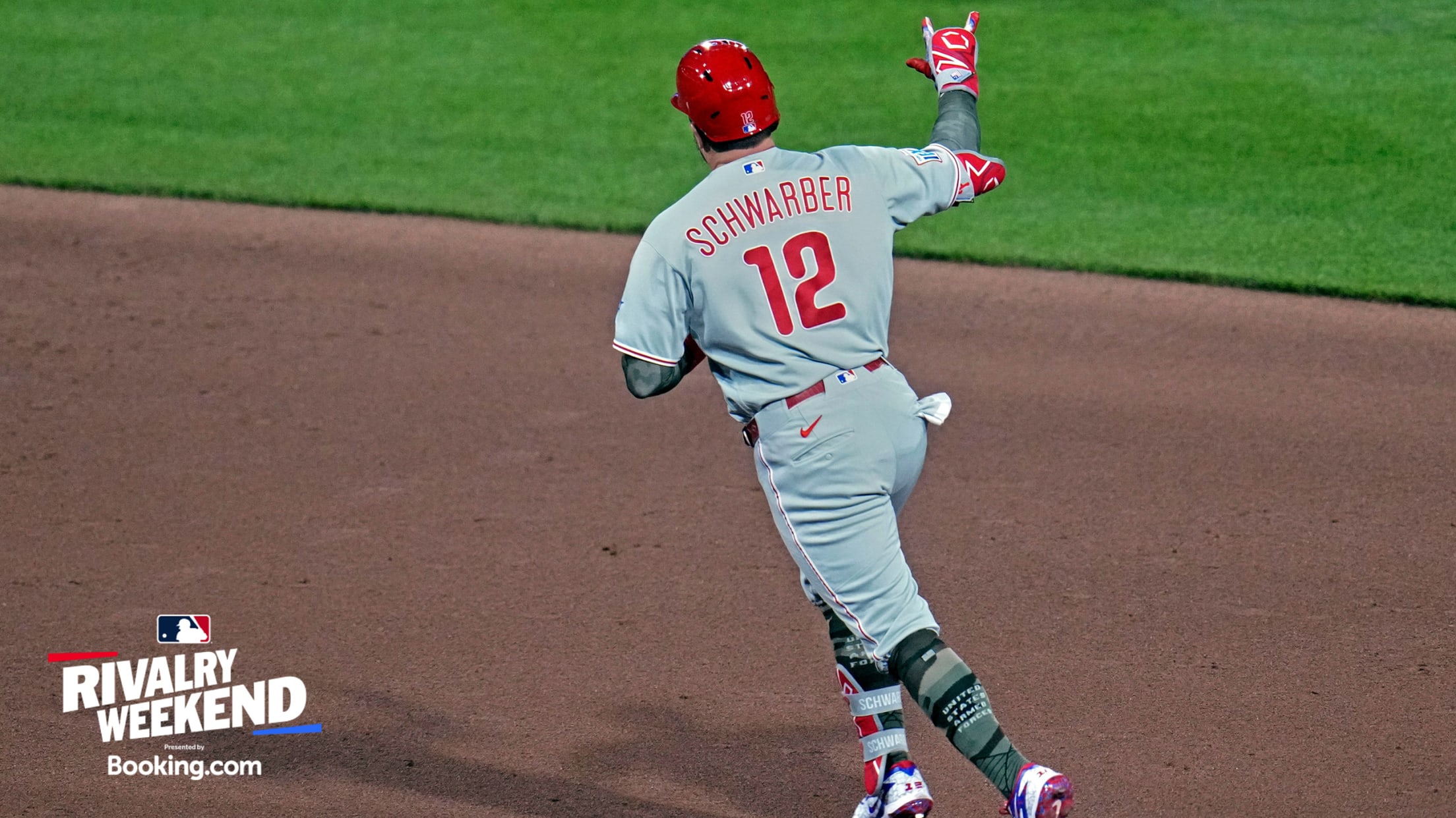 Kyle Schwarber rounds the bases