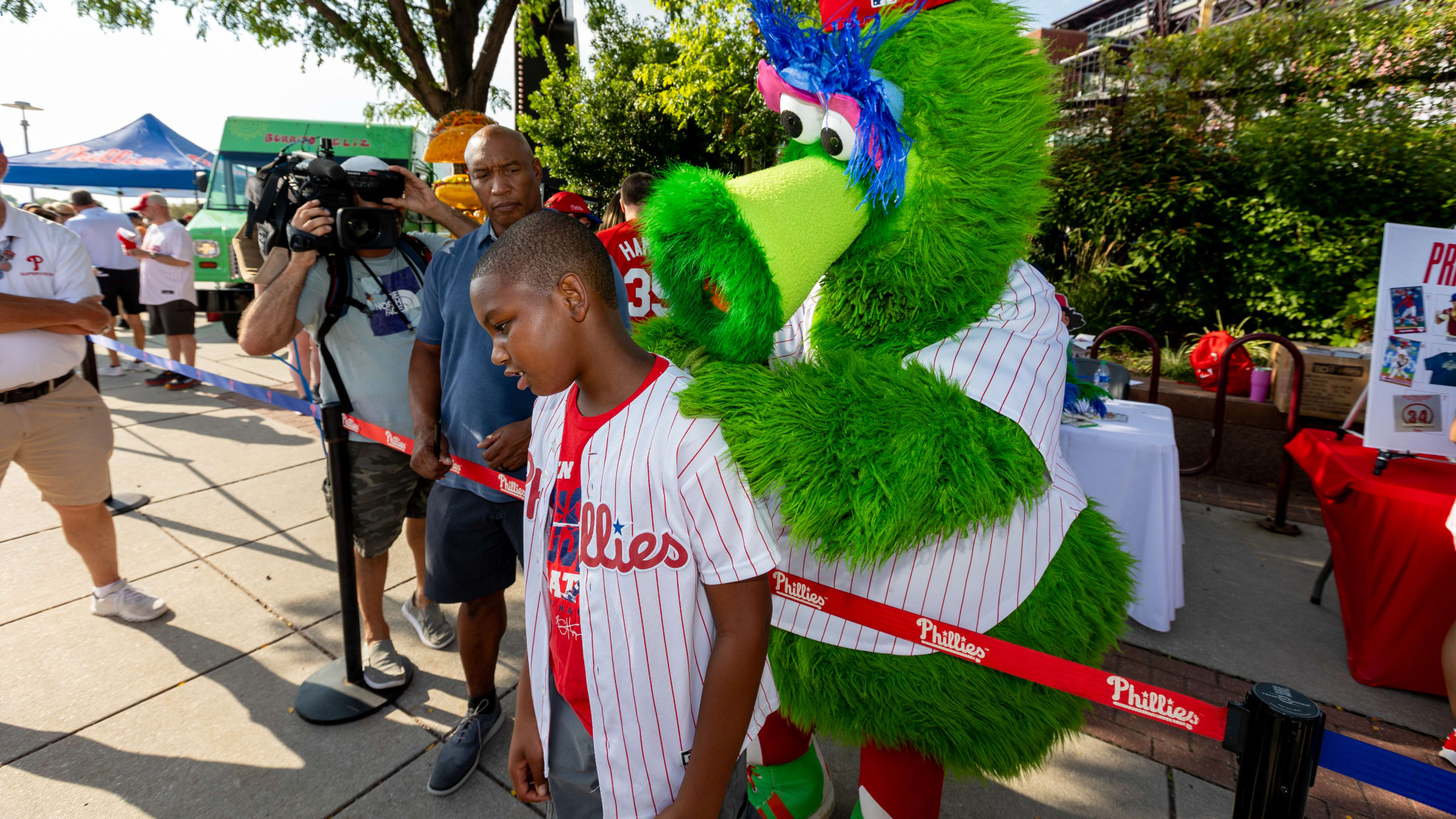 Taijuan Walker Gives Out Free Tacos to Benefit Foster Care in