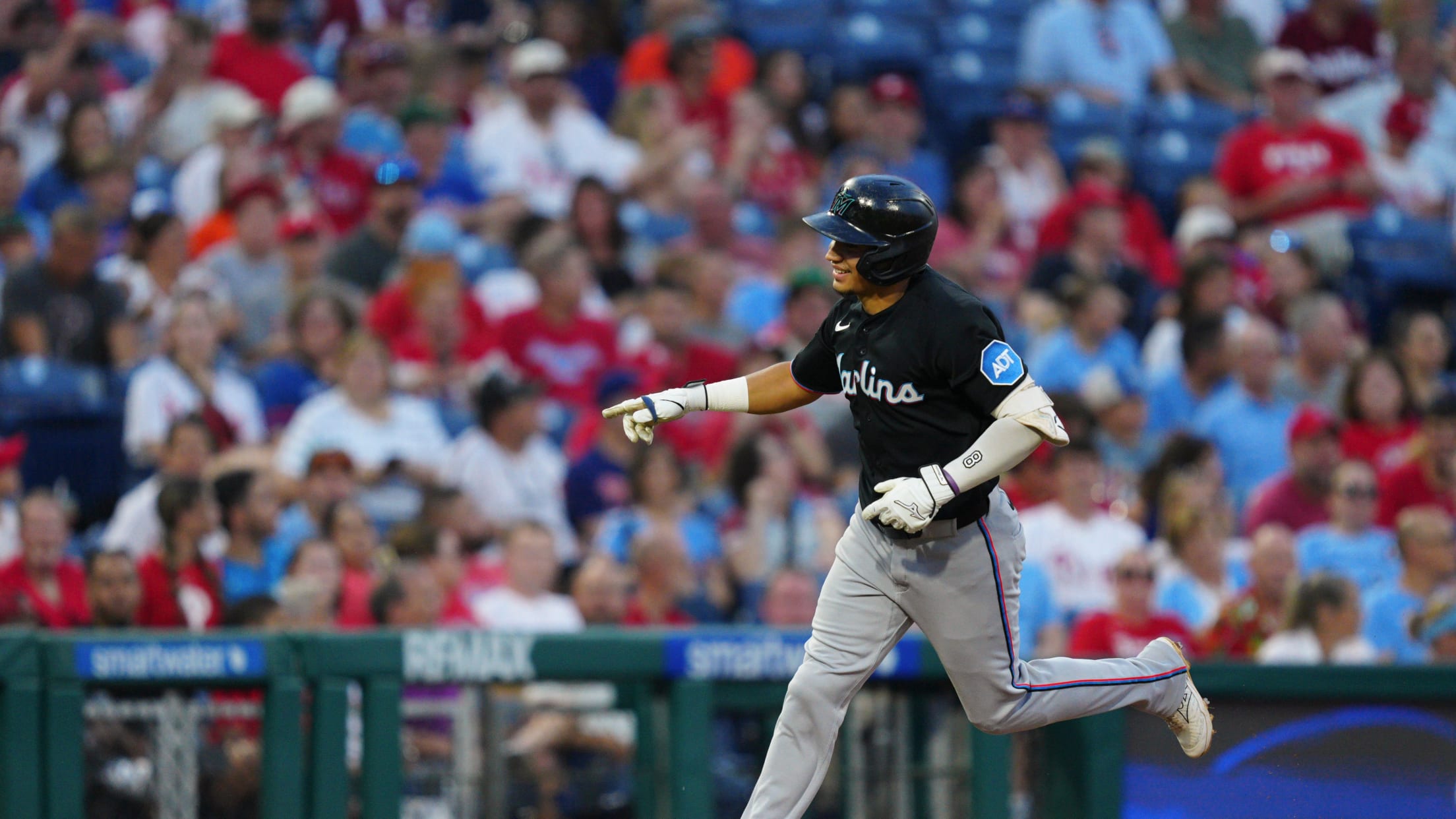 Javier Sanoja's solo home run (6)