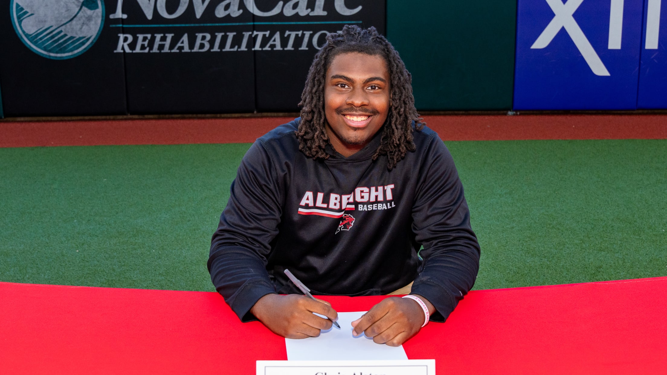 20260504_UYA_Signing_32