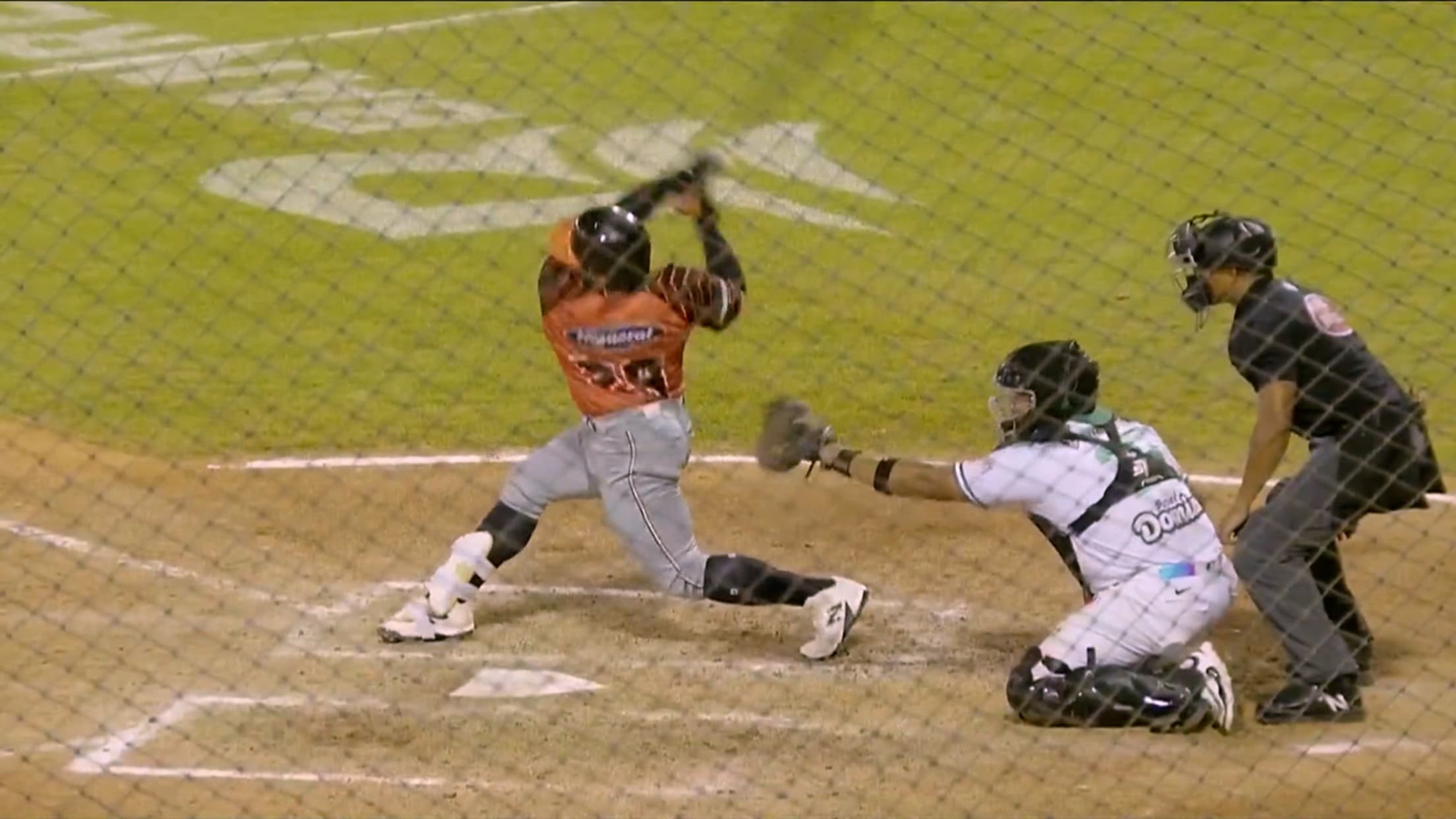 Campero conecta jonrón solitario