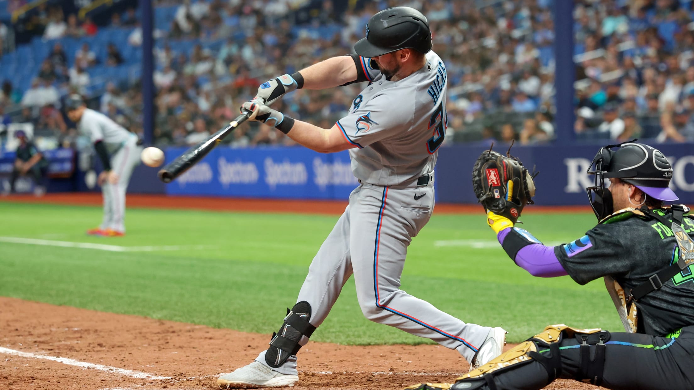Marlins erupt for eight runs in the 10th