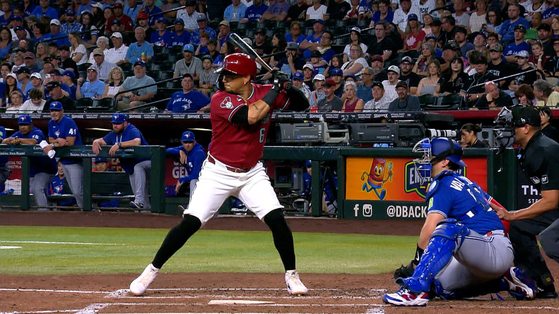 Vargas extiende racha de imparables a 18