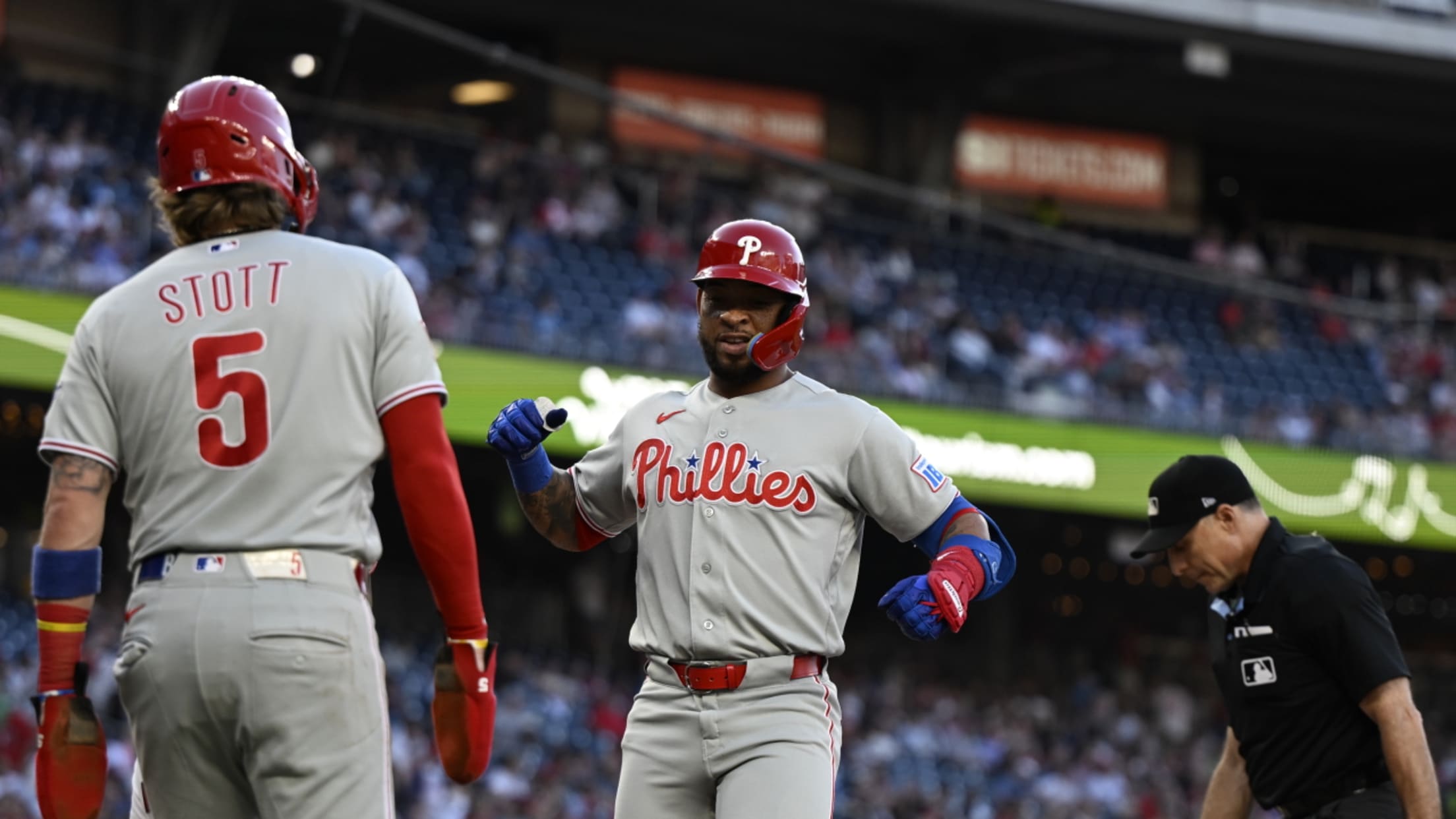 Edmundo Sosa's two-run home run (5)