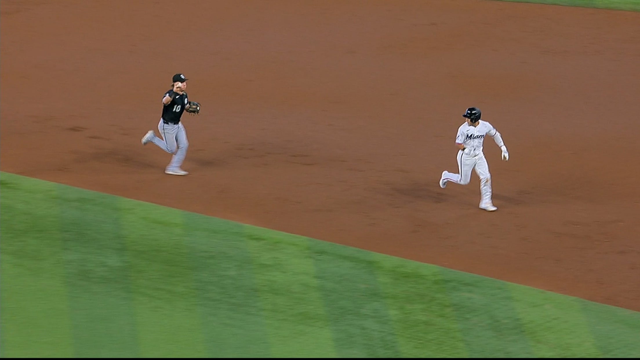 White Sox catch Javier Sanoja in rundown for 2nd out