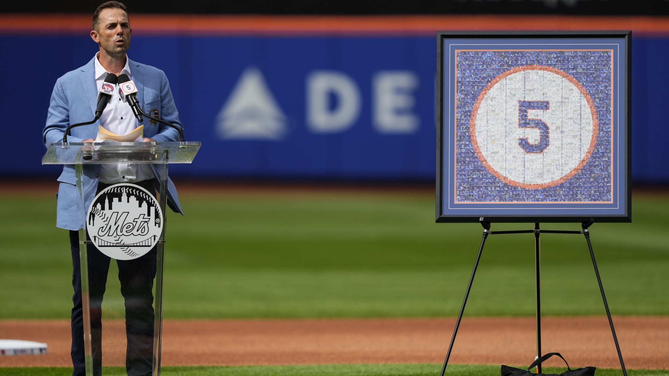 David Wright addresses the Citi Field crowd at his jersey retirement