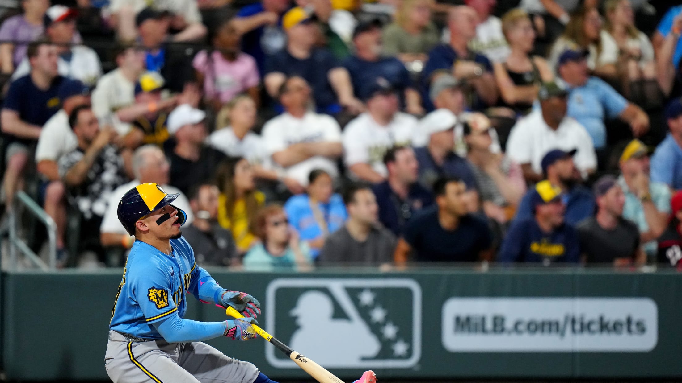 William Contreras' three-run homer from one knee! (6)