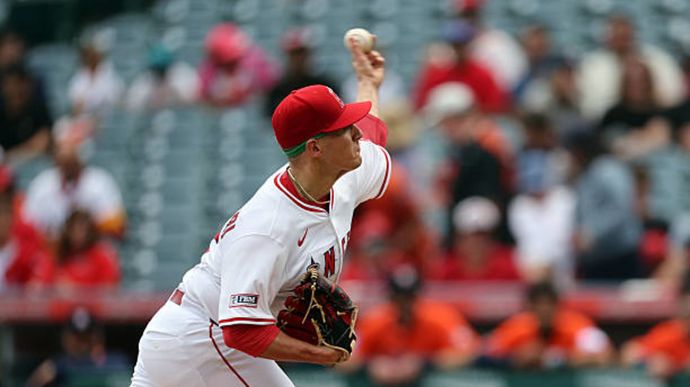 Sam Aldegheri poncha a Zach Cole