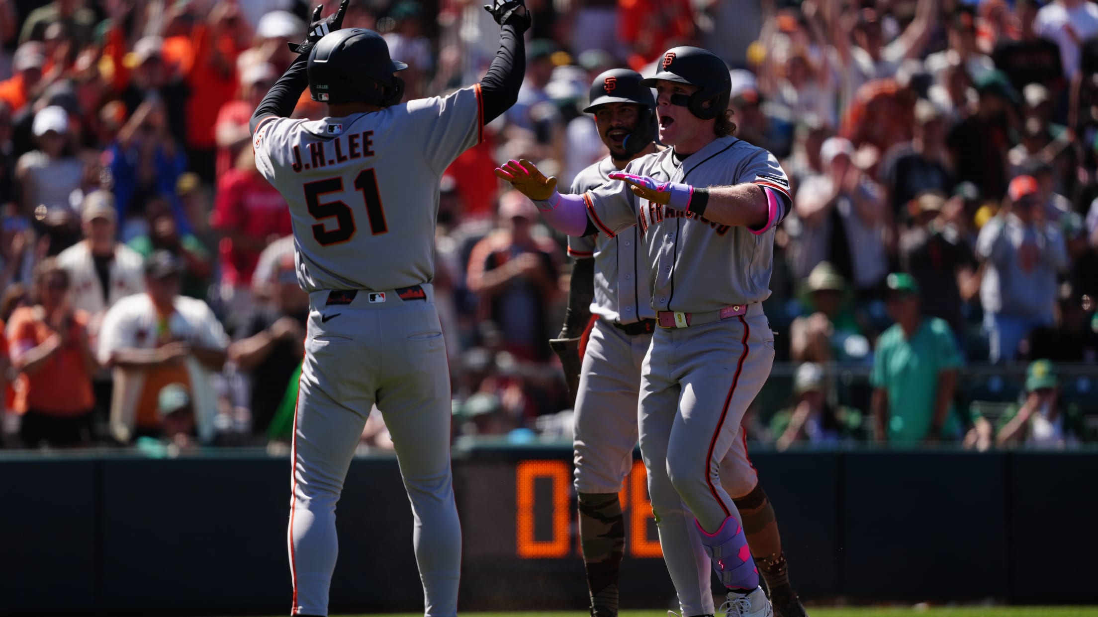 Giants erupt for eight runs in the 8th