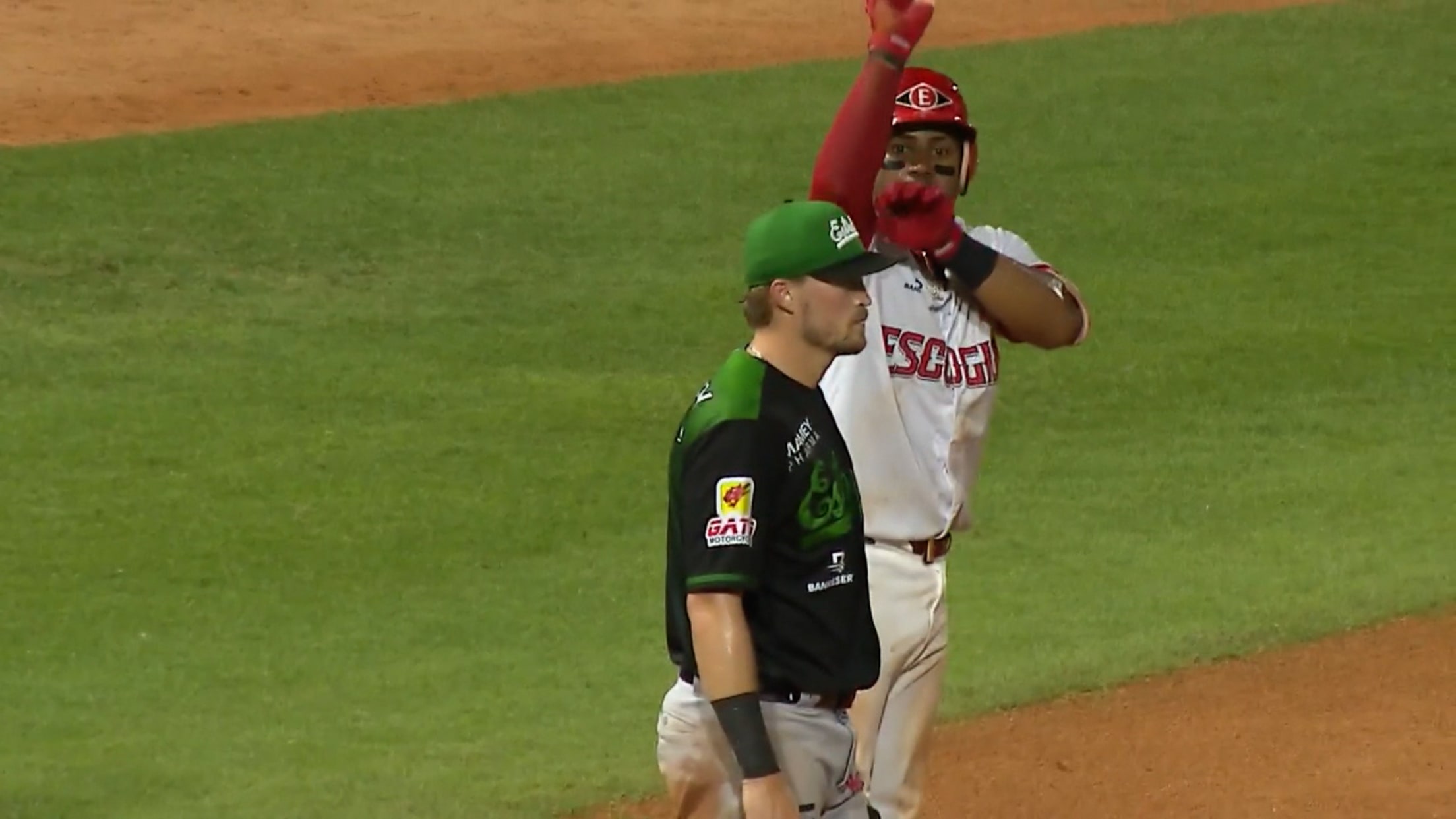Andy Ibáñez pega dos dobles y empuja una