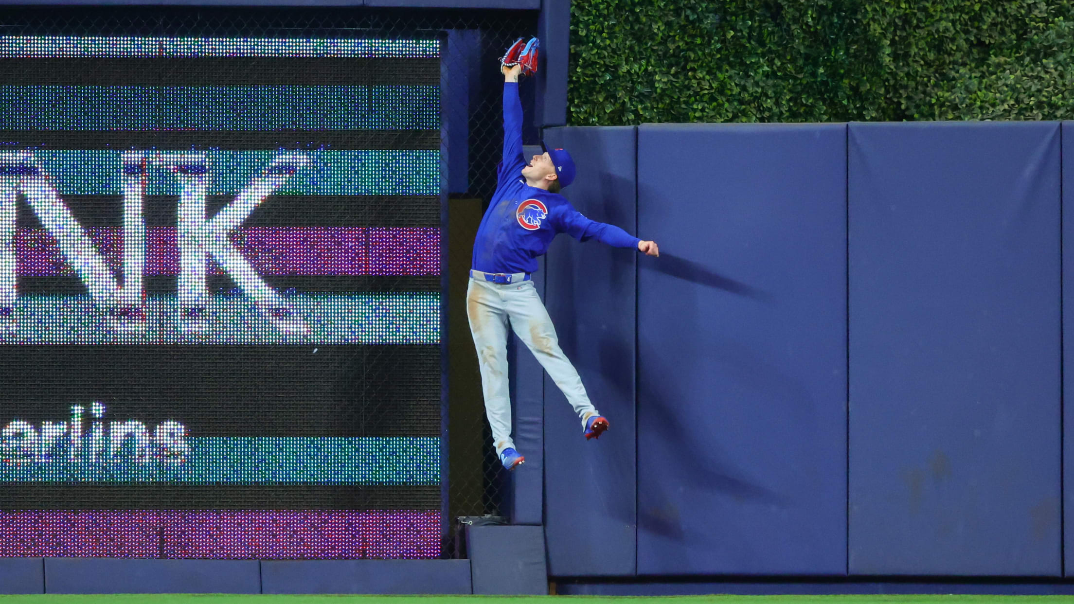Pete Crow-Armstrong's leaping grab