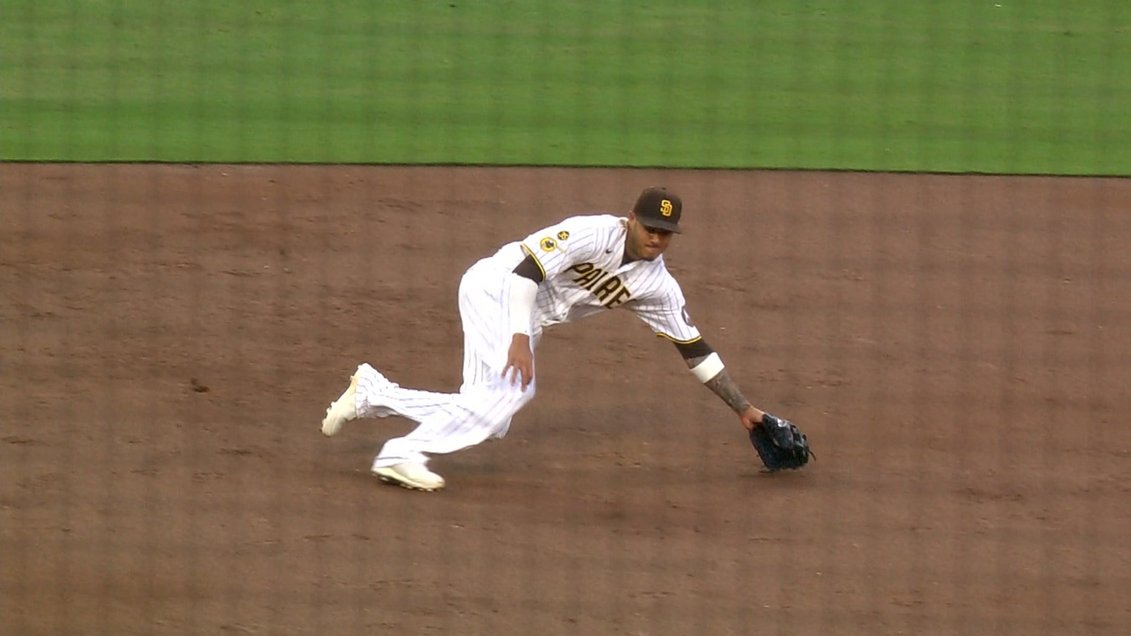 Manny Machado saca un excelente out 
