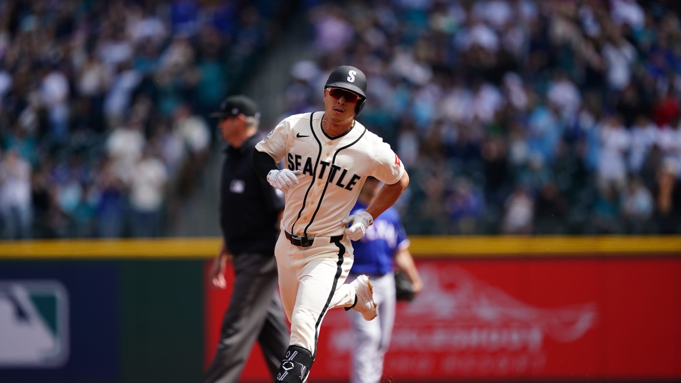 Rob Refsnyder's first hit as Mariner is a homer!